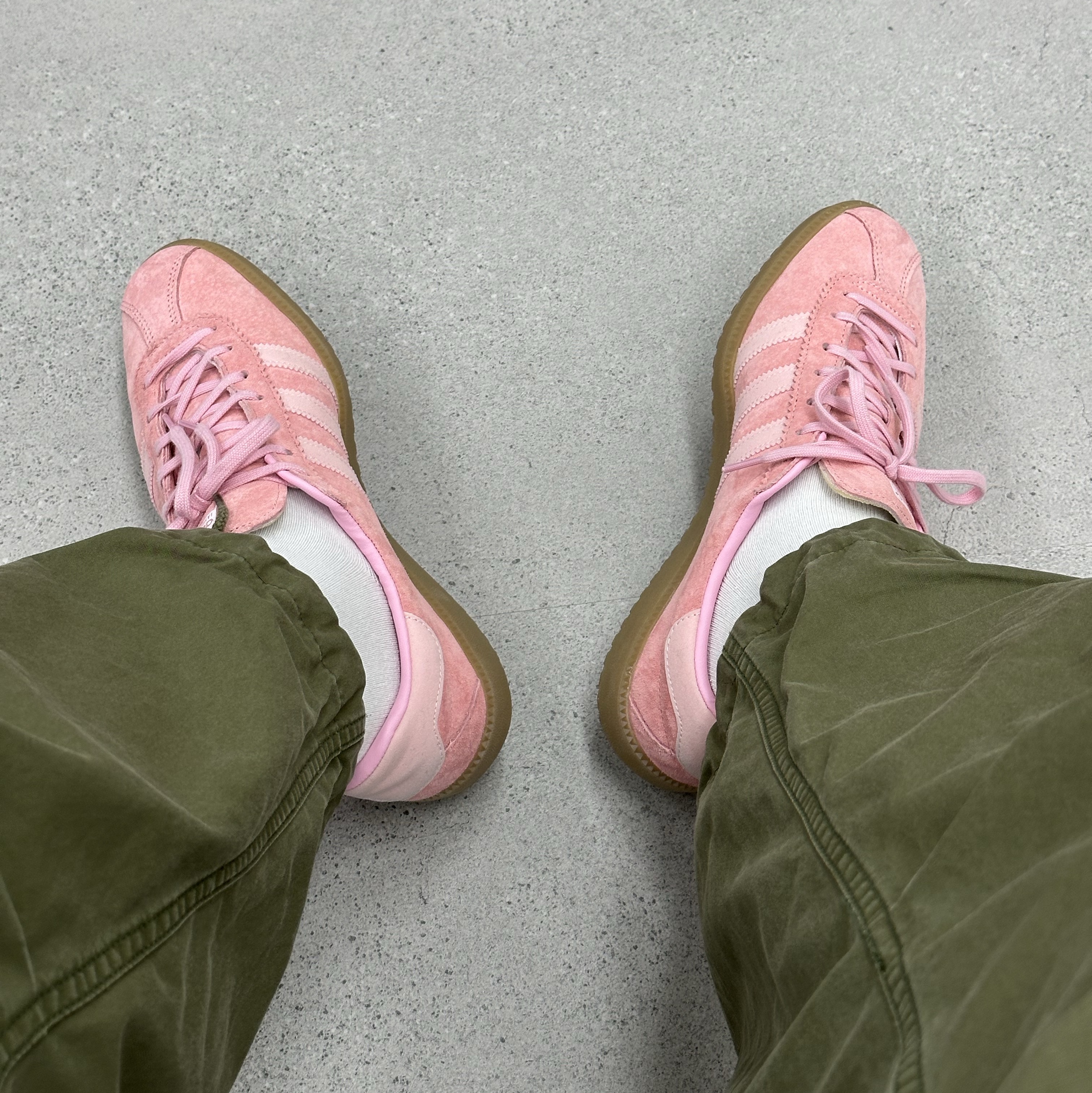 Adidas Bermuda Glow Pink 착용 스타일