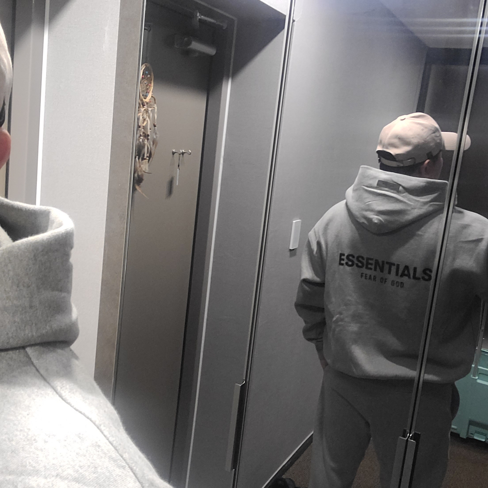 Essentials The Core Collection Hoodie Dark Oatmeal, Essentials The Core Collection Relaxed Sweatpants Dark Oatmeal 착용 스타일 - 4