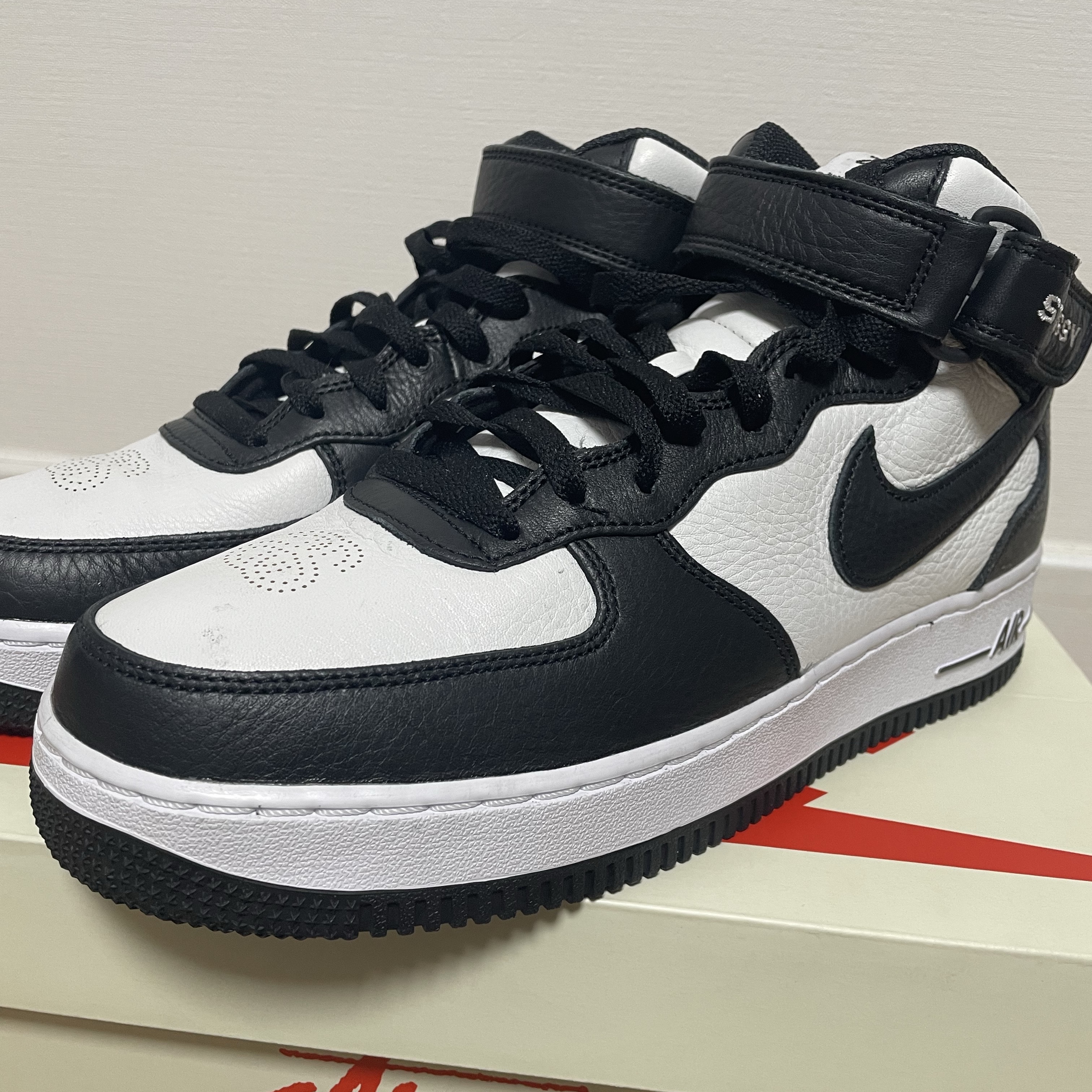 Nike x Stussy Air Force 1 '07 Mid SP Black and Light Bone 착용 스타일