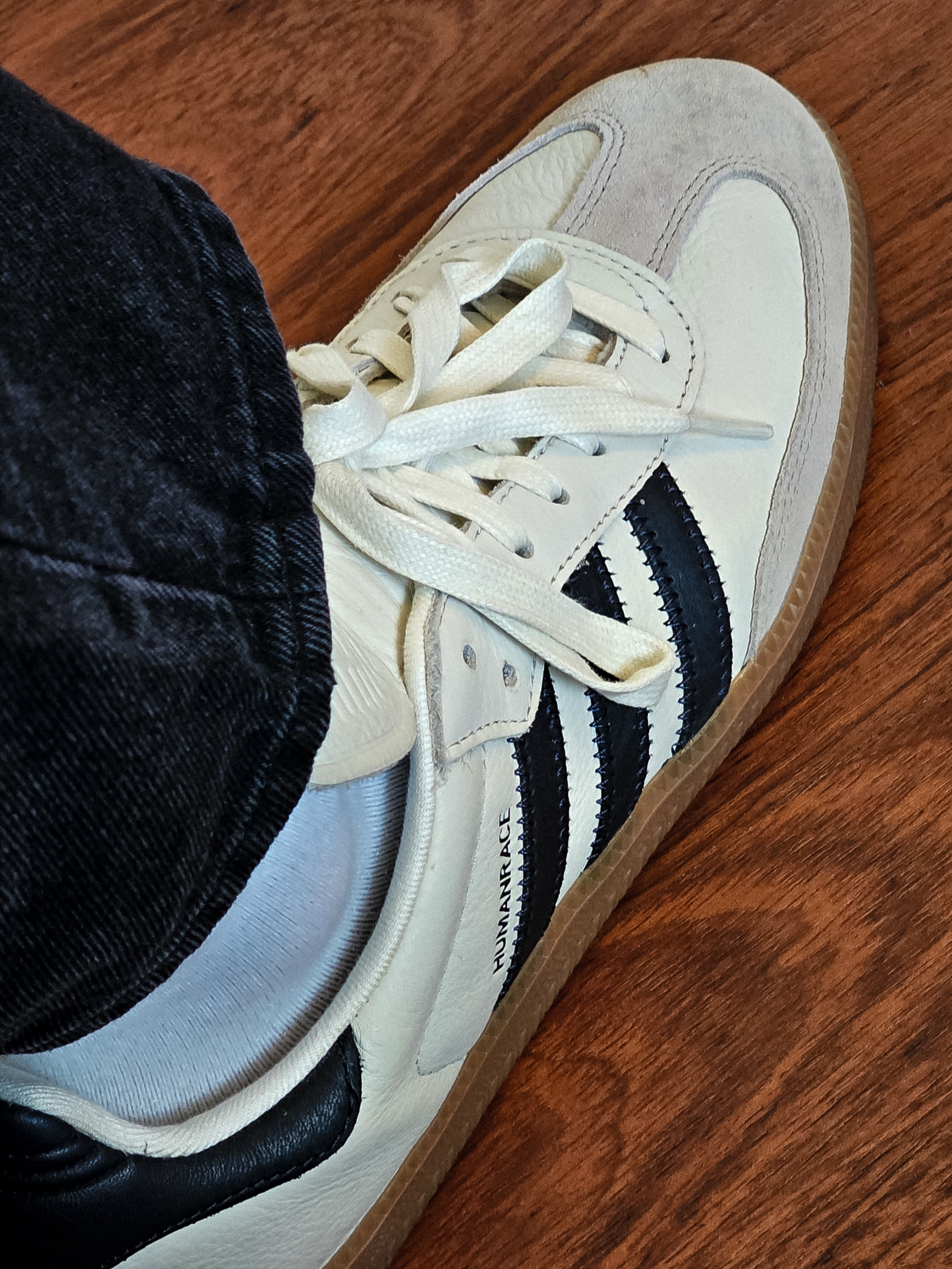 Adidas x Pharrell Williams Humanrace Samba Cloud White Night Grey 착용 스타일