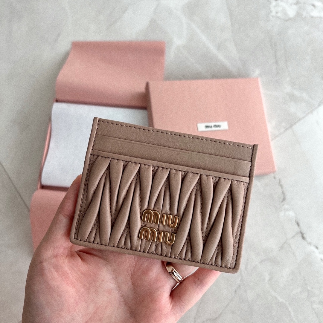 Miu Miu Matelasse Nappa Leather Card Holder Cameo 착용 스타일 - 2