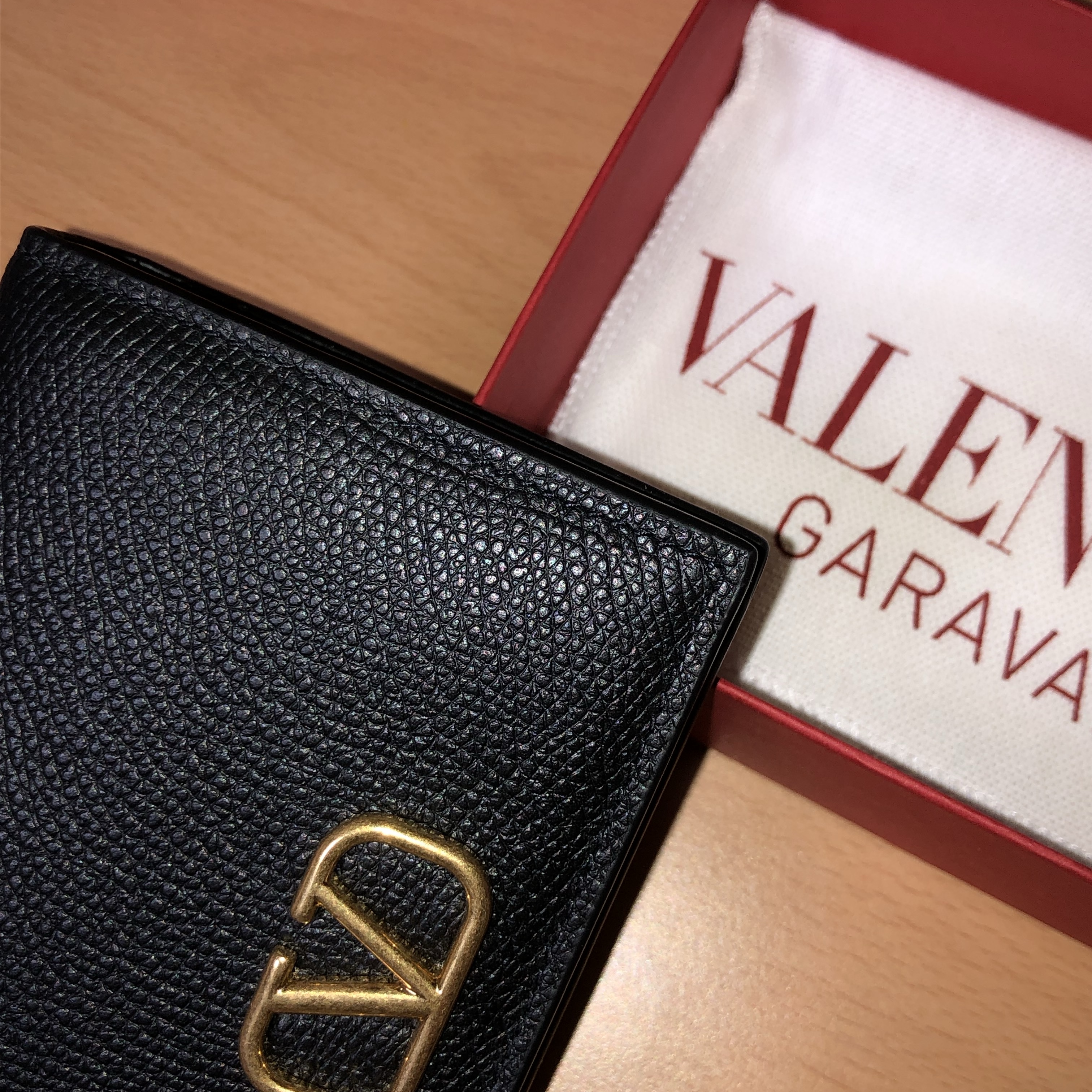 Valentino Compact Vlogo Signature Grainy Calfskin Wallet Black 착용 스타일