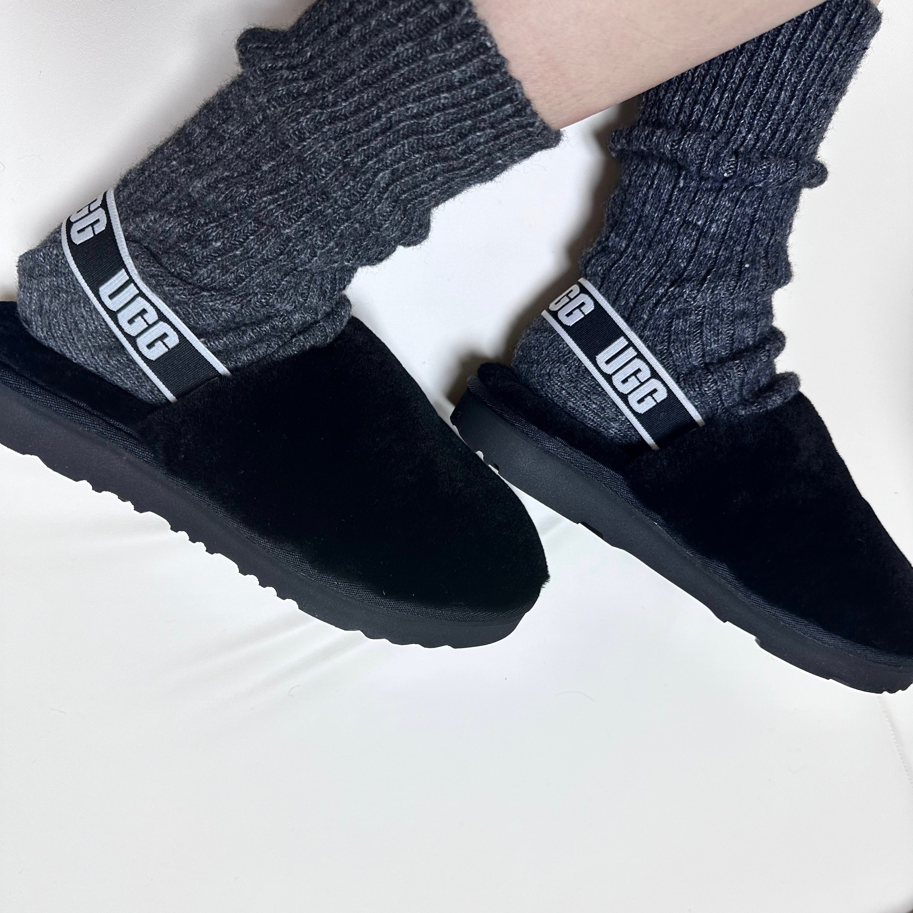(Kids) UGG Fluff Yeah Clog Black 착용 스타일 - 3