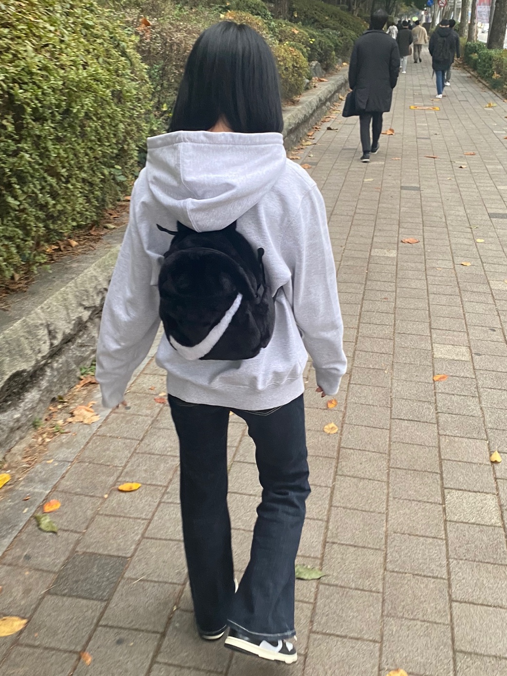 Nike NSW Futura 365 Faux Fur Mini Backpack Black White, Stussy Basic Stussy Hoodie Ash Heather 2021 착용 스타일 - 3