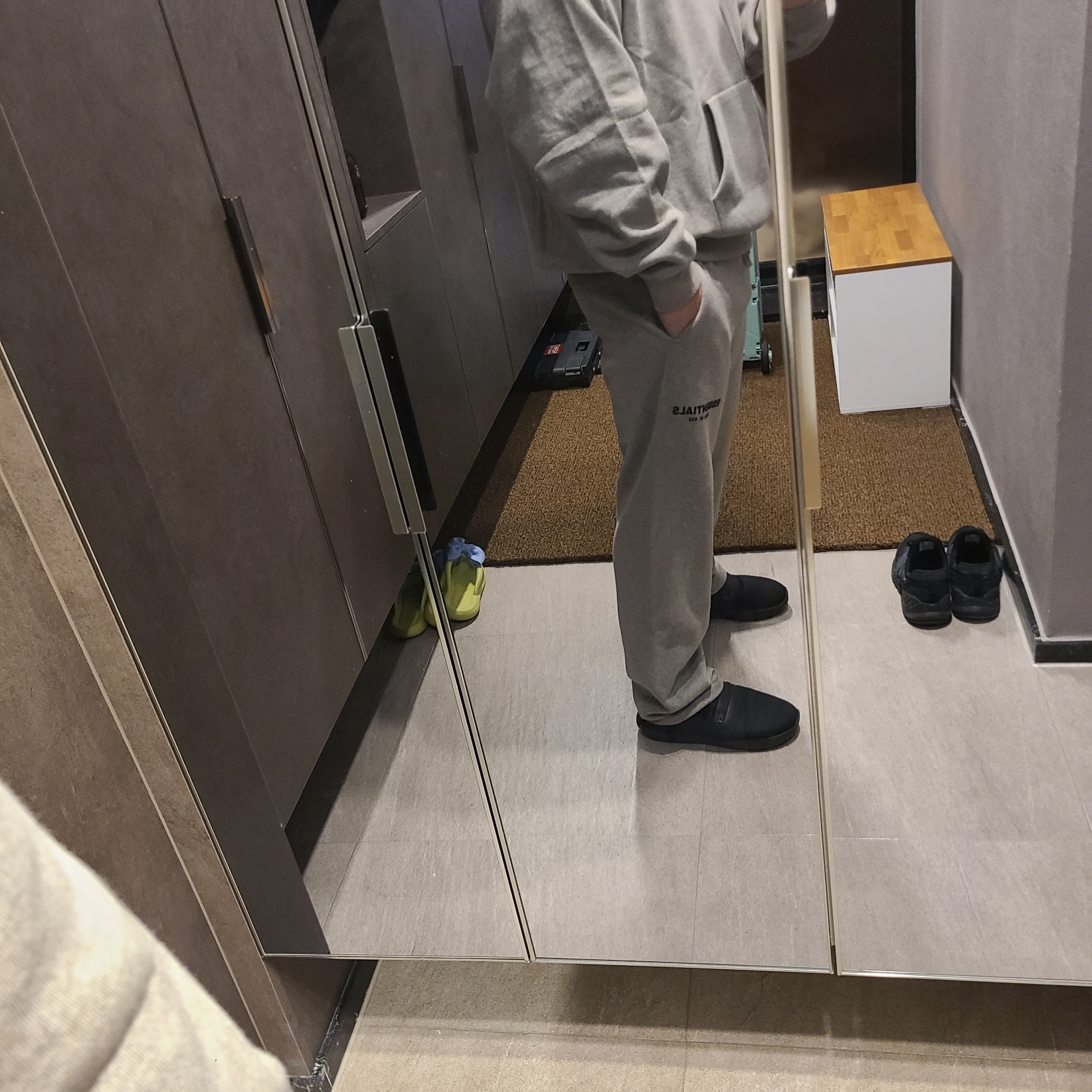 Essentials The Core Collection Hoodie Dark Oatmeal, Essentials The Core Collection Relaxed Sweatpants Dark Oatmeal 착용 스타일 - 1