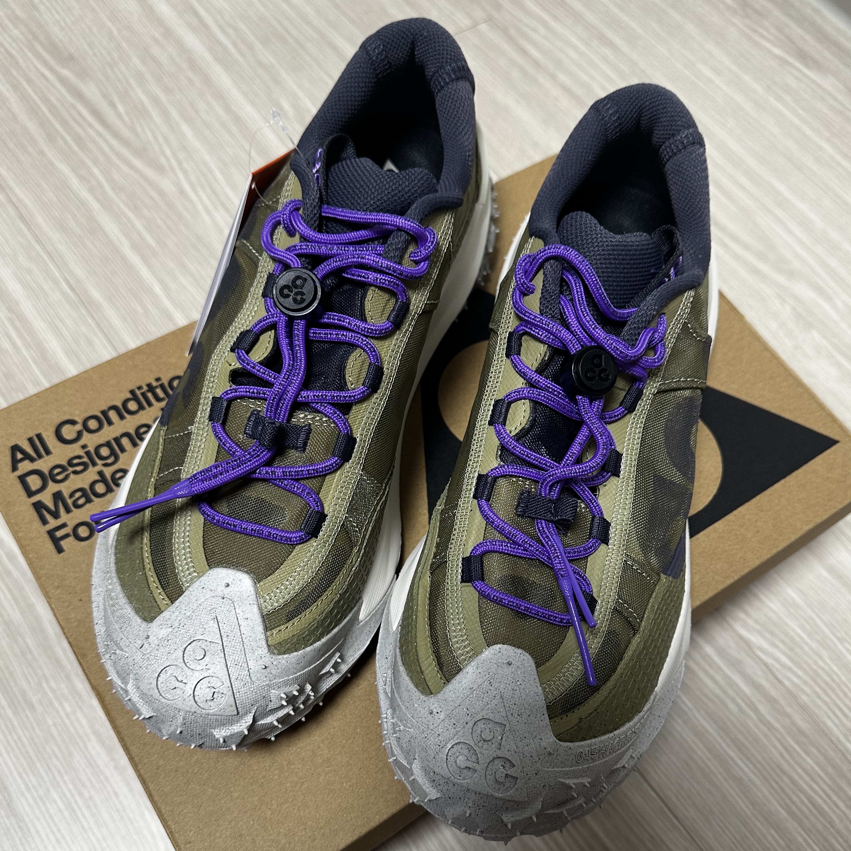 Nike ACG Mountain Fly 2 Low Neutral Olive and Mountain Grape 착용 스타일