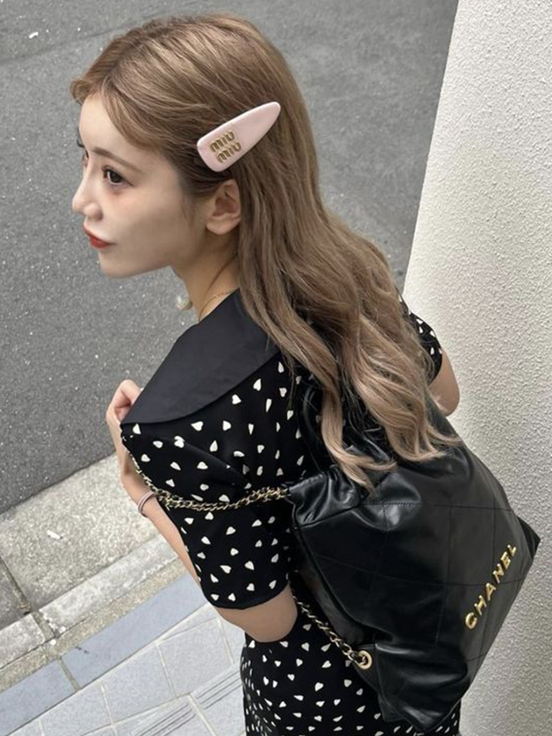 (W) Miu Miu Patent Leather Hair Clip Alabaster Pink, (W) Prada Metal Hair Clip Black 착용 스타일 - 2