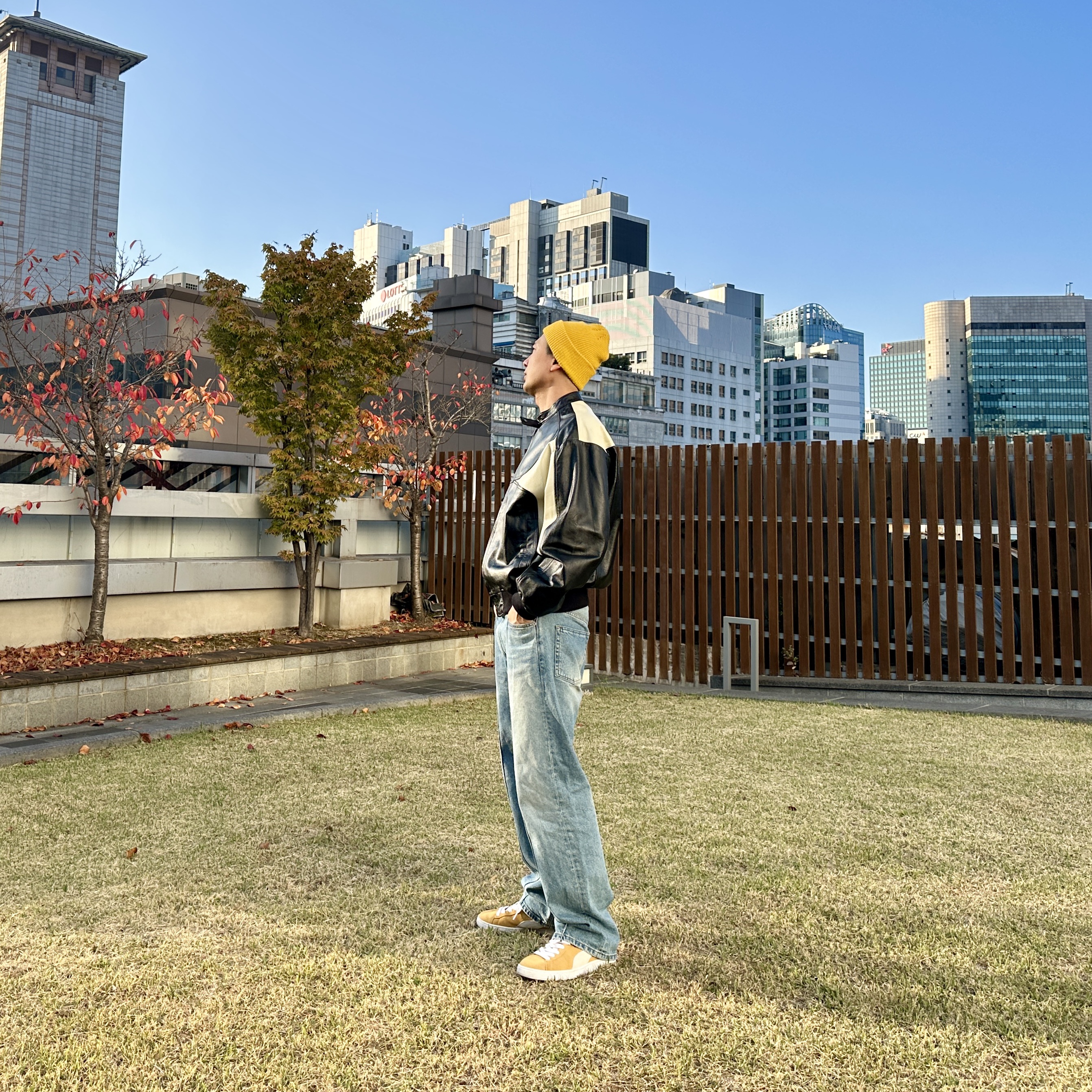 Puma Suede Classic XXI Mustard White 착용 스타일 - 2