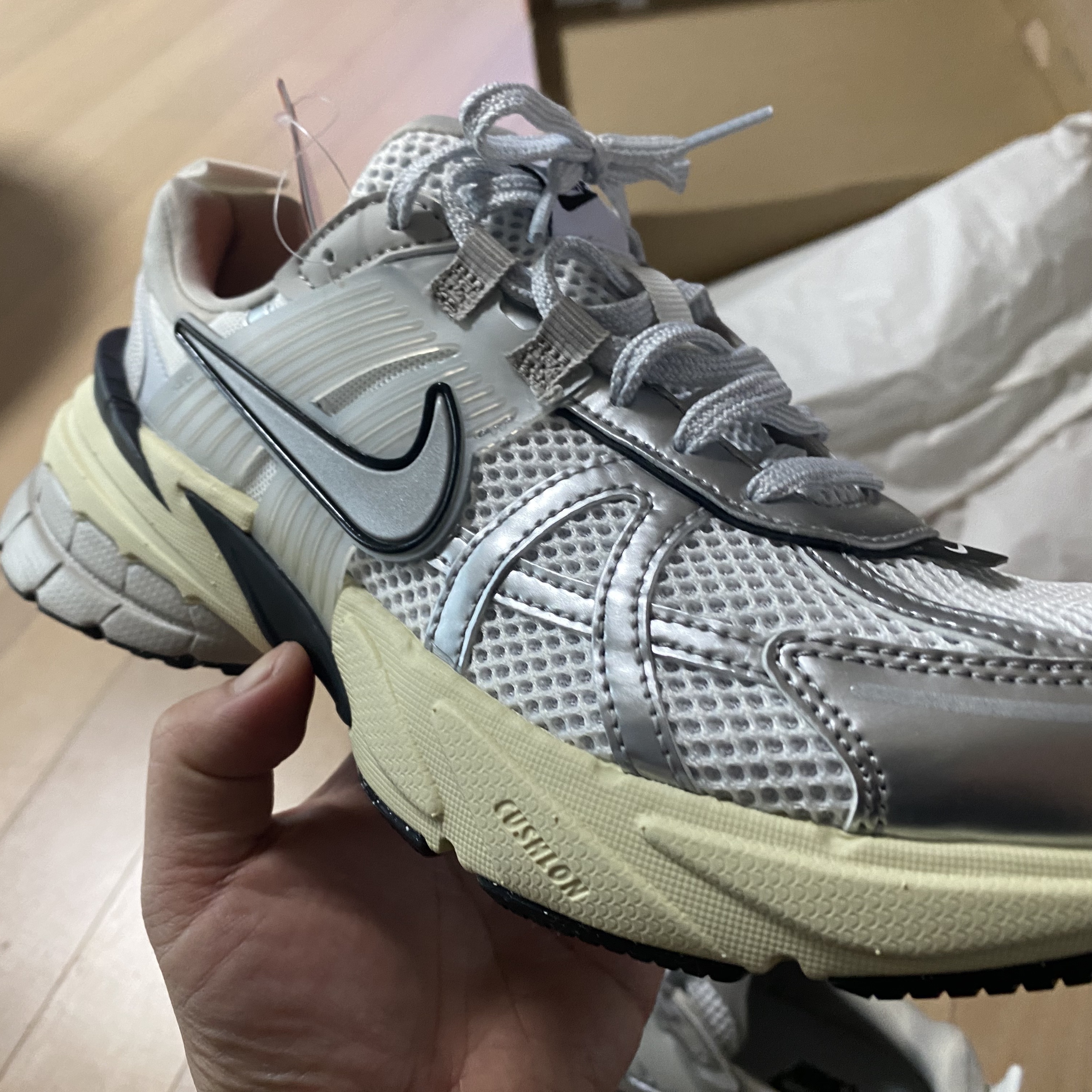 Nike V2K Run Summit White Metallic Silver 착용 스타일 - 3