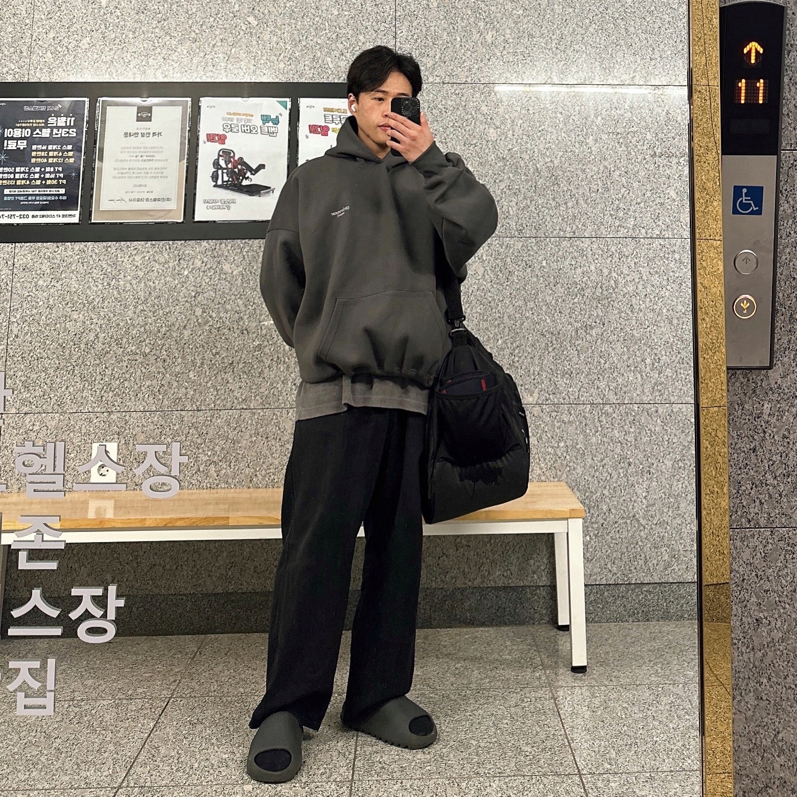 Undermycar Mu.10 Anti Fxxking Logo Play Oversized Bonded Hoodie Olive, Adidas Yeezy Slide Onyx 착용 스타일