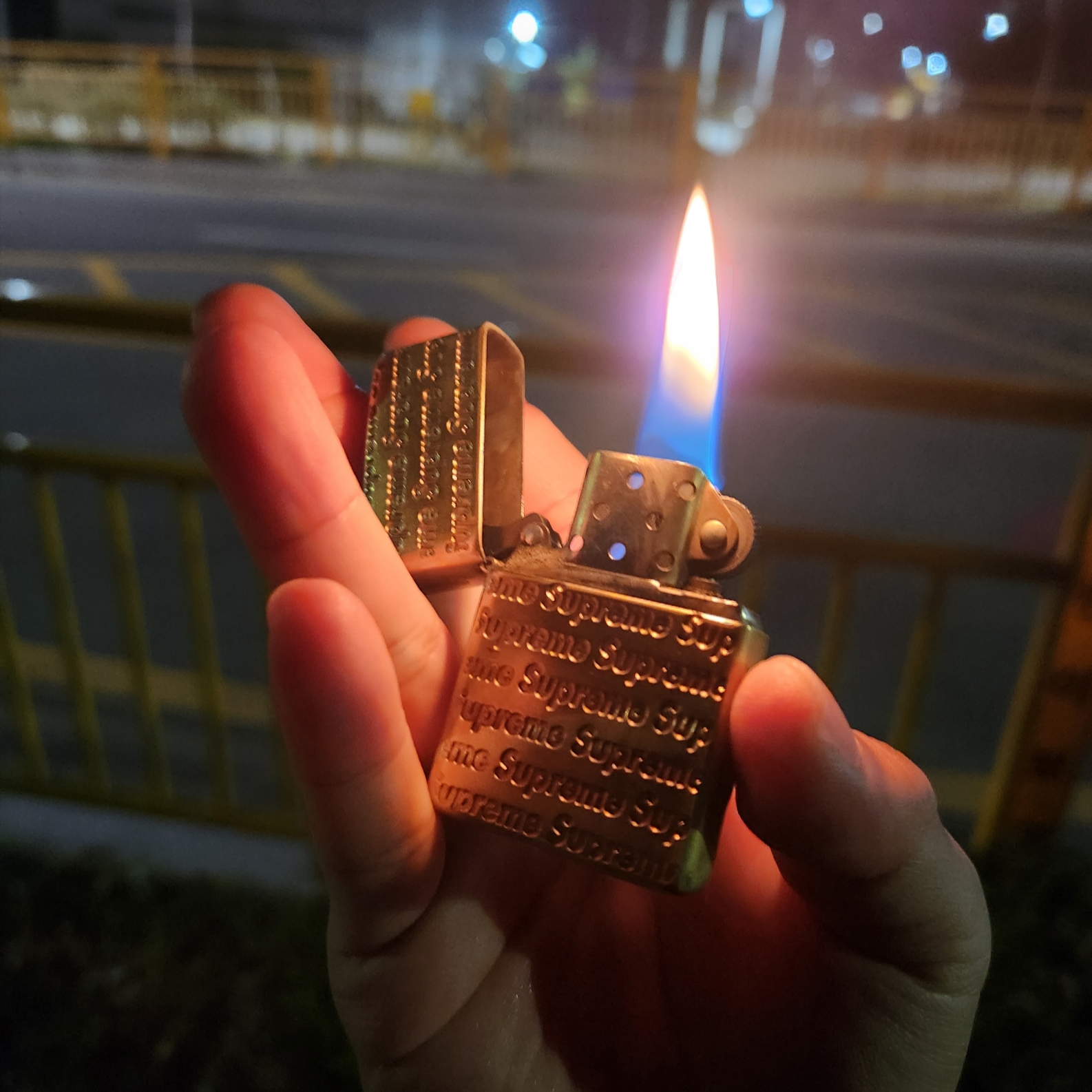 Supreme Repeat Engraved Zippo Gold - 22FW 착용 스타일