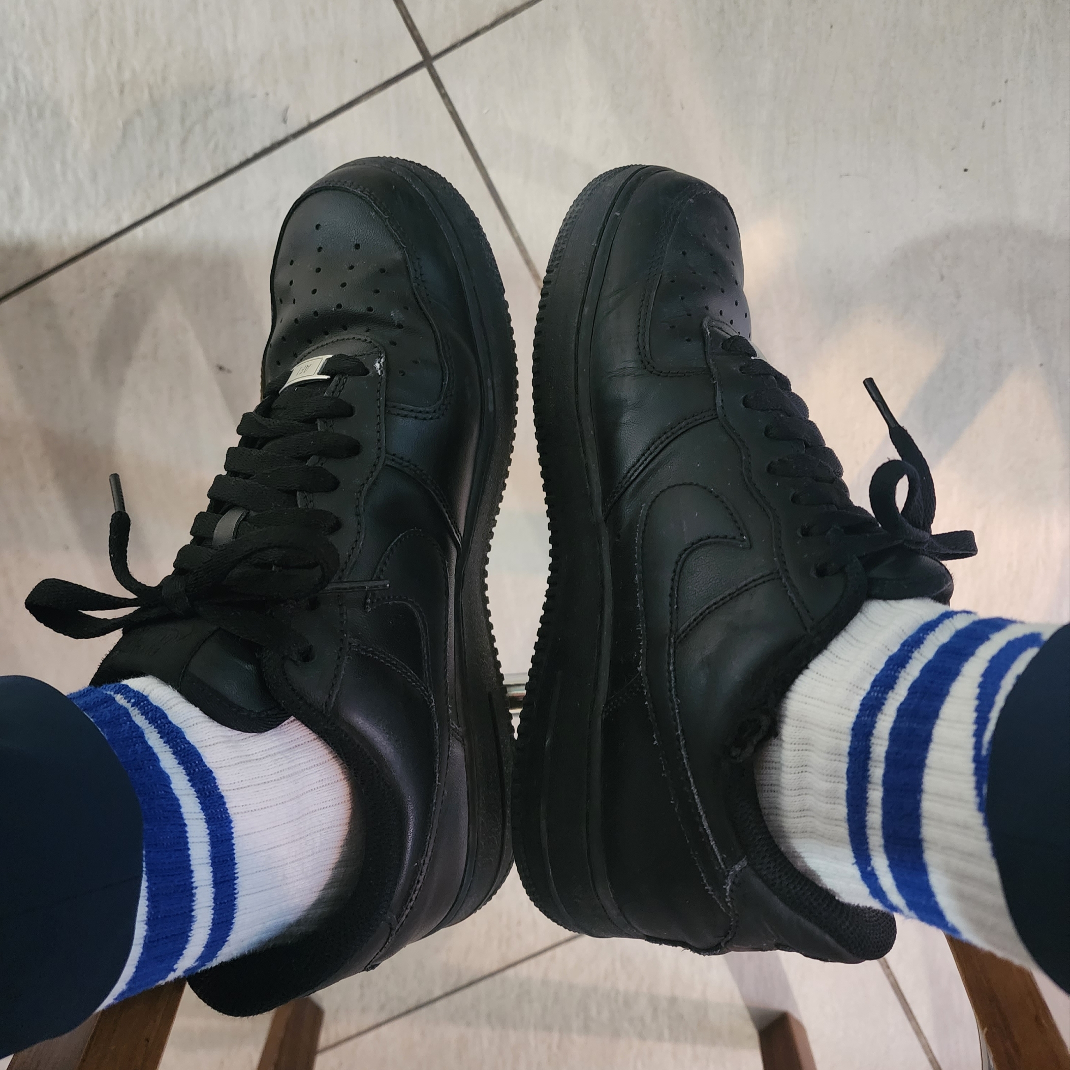 Nike Air Force 1 '07 Low Triple Black 착용 스타일