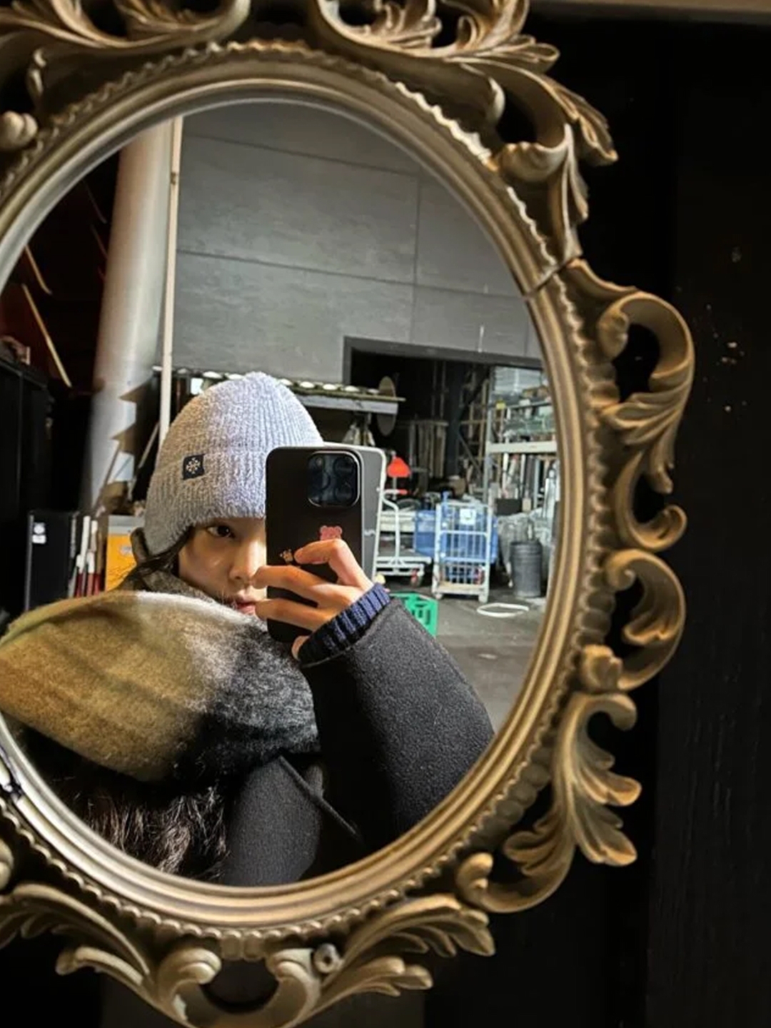 New Era x MoMA New York Yankees Cap Navy, Matin Kim Logo Jacquard Short Beanie Black 착용 스타일 - 5