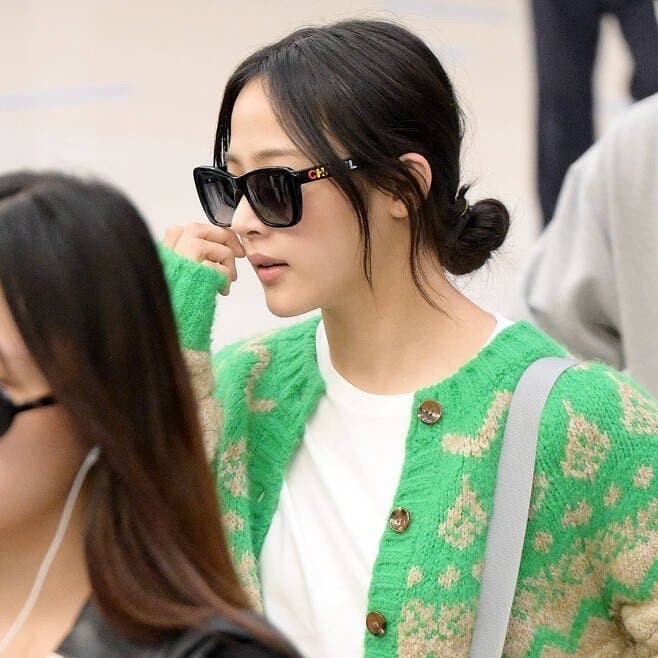 Chanel Butterfly Sunglasses Acetate & Black Frame Black Gradient Lenses Asian Fit 착용 스타일 - 1