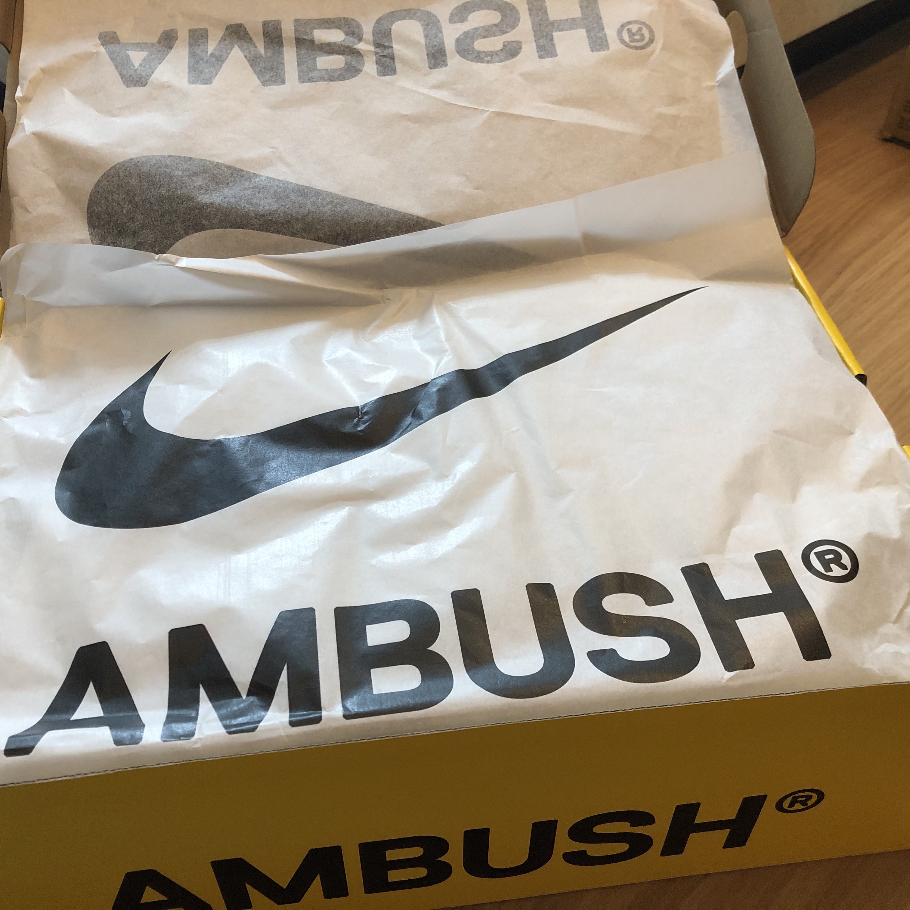 Nike x Ambush Air More Uptempo Low Vivid Sulfur and Limestone 착용 스타일 - 2