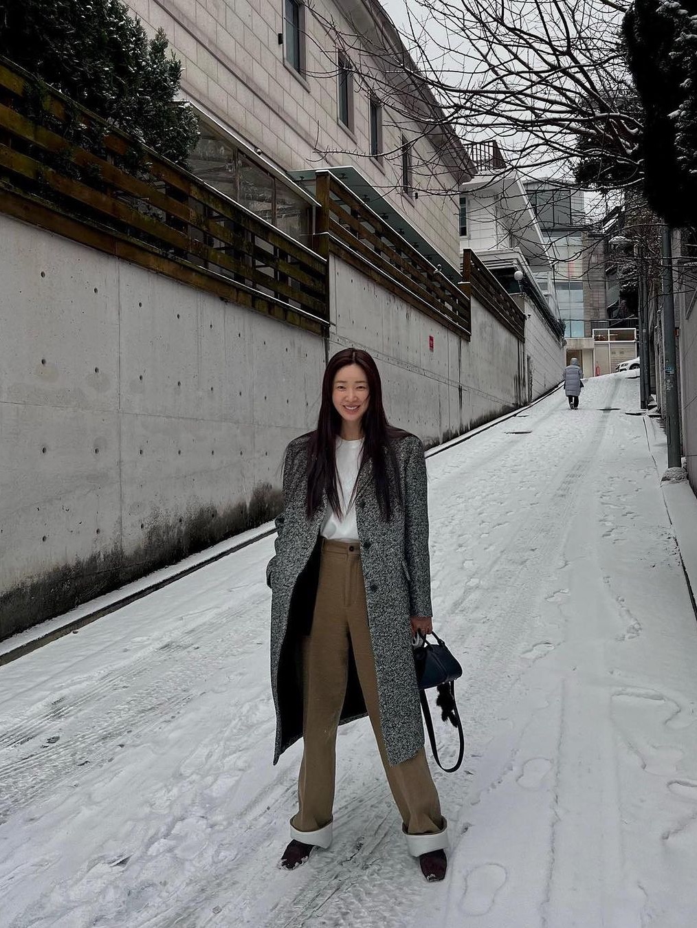 (W) S Max Mara Wool Robe Coat Light Grey, [KREAM 단독] STU Overfit Double Breasted Cashmere Coat Grey 착용 스타일 - 4