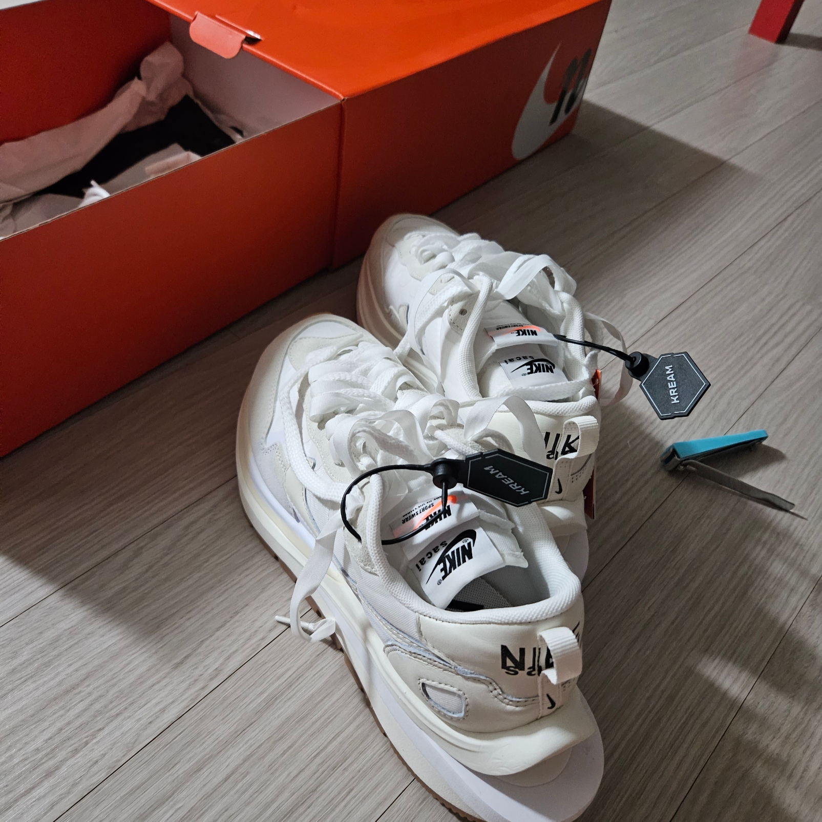Nike x Sacai VaporWaffle White and Gum 착용 스타일