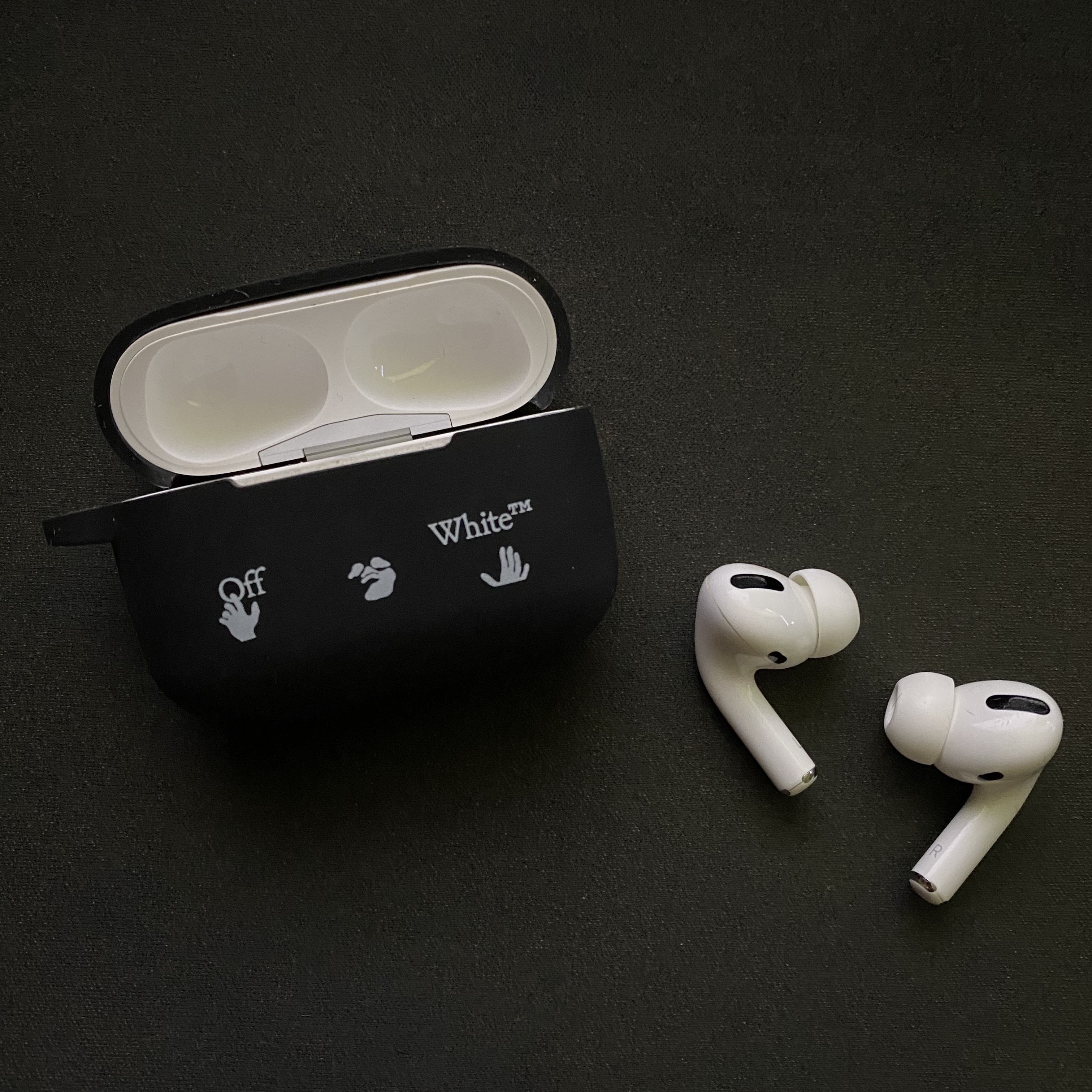 Apple AirPods Pro with MagSafe Charging Case (Korean Ver.) 착용 스타일