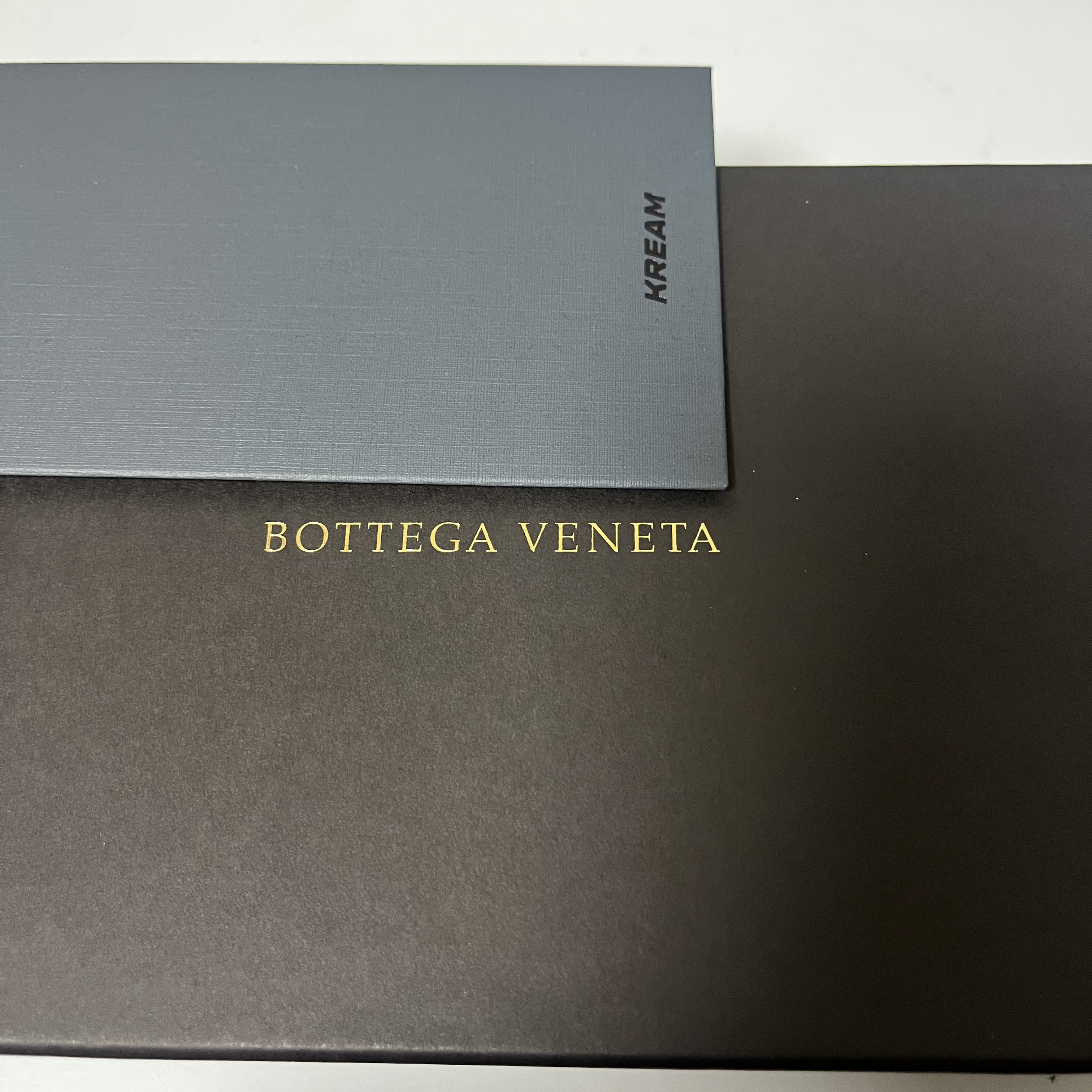 Bottega Veneta Bi-Fold Wallet Black 착용 스타일 - 1