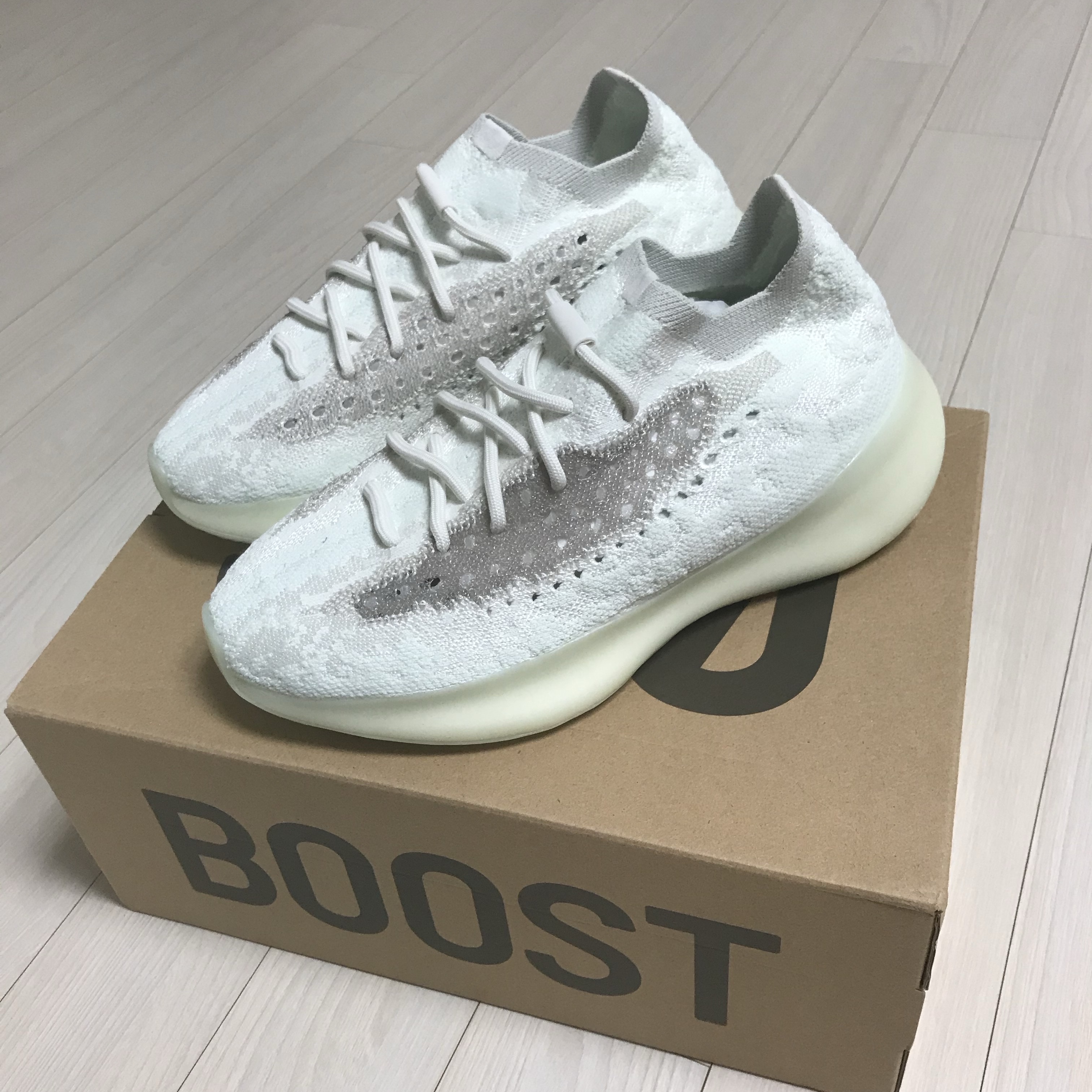 Adidas Yeezy Boost 380 Calcite Glow 착용 스타일