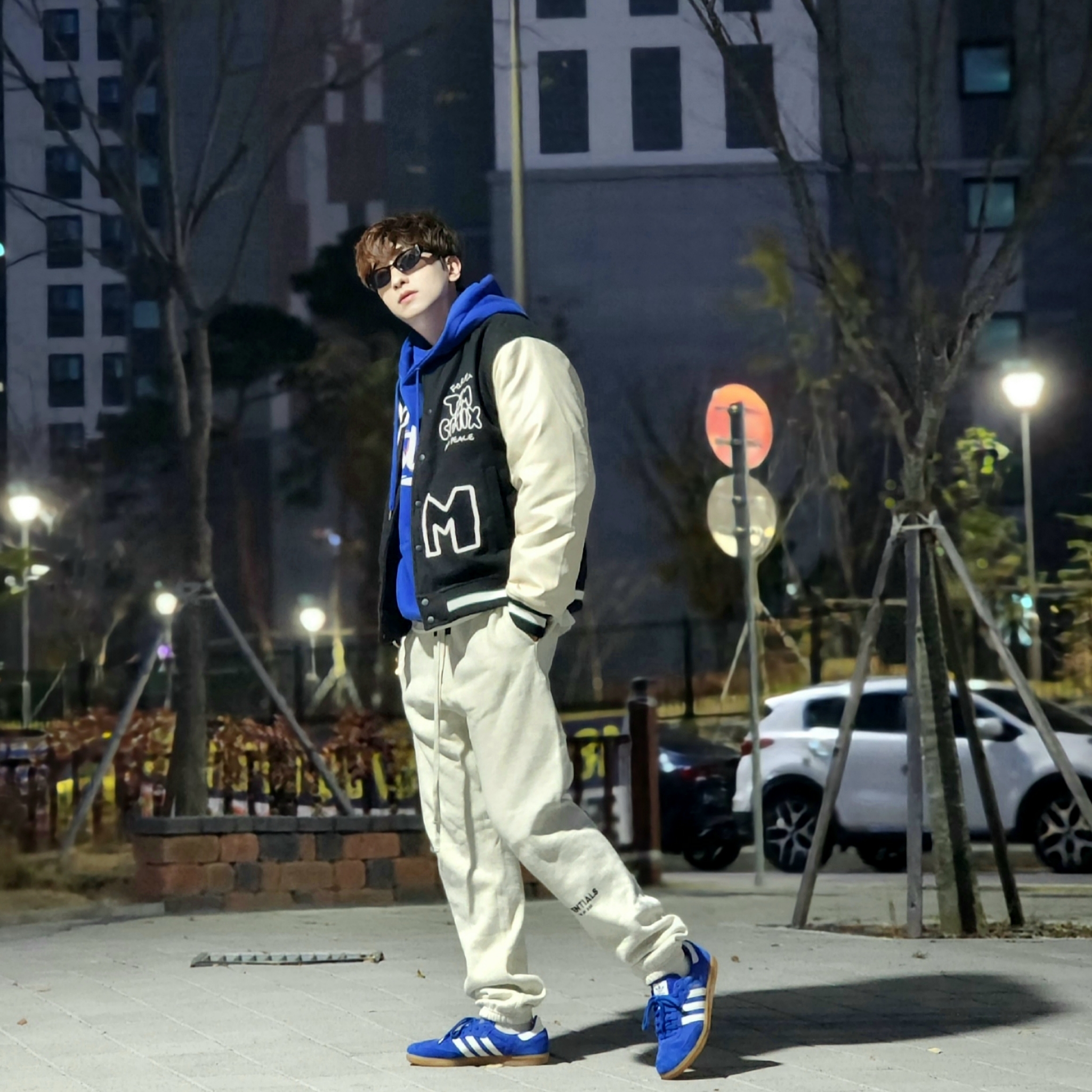Adidas Samba OG Royal Blue, Essentials The Core Collection Sweatpants Light Oatmeal 착용 스타일 - 2