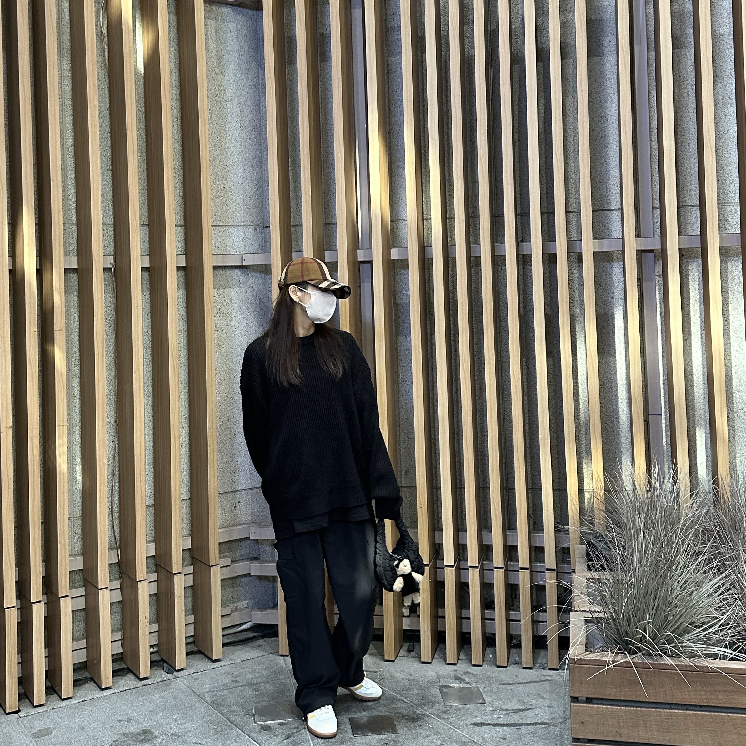 (W) Burberry Exaggerated Check Wool Baseball Cap Birch Brown, COS Quilted Micro Bag Black 착용 스타일 - 3