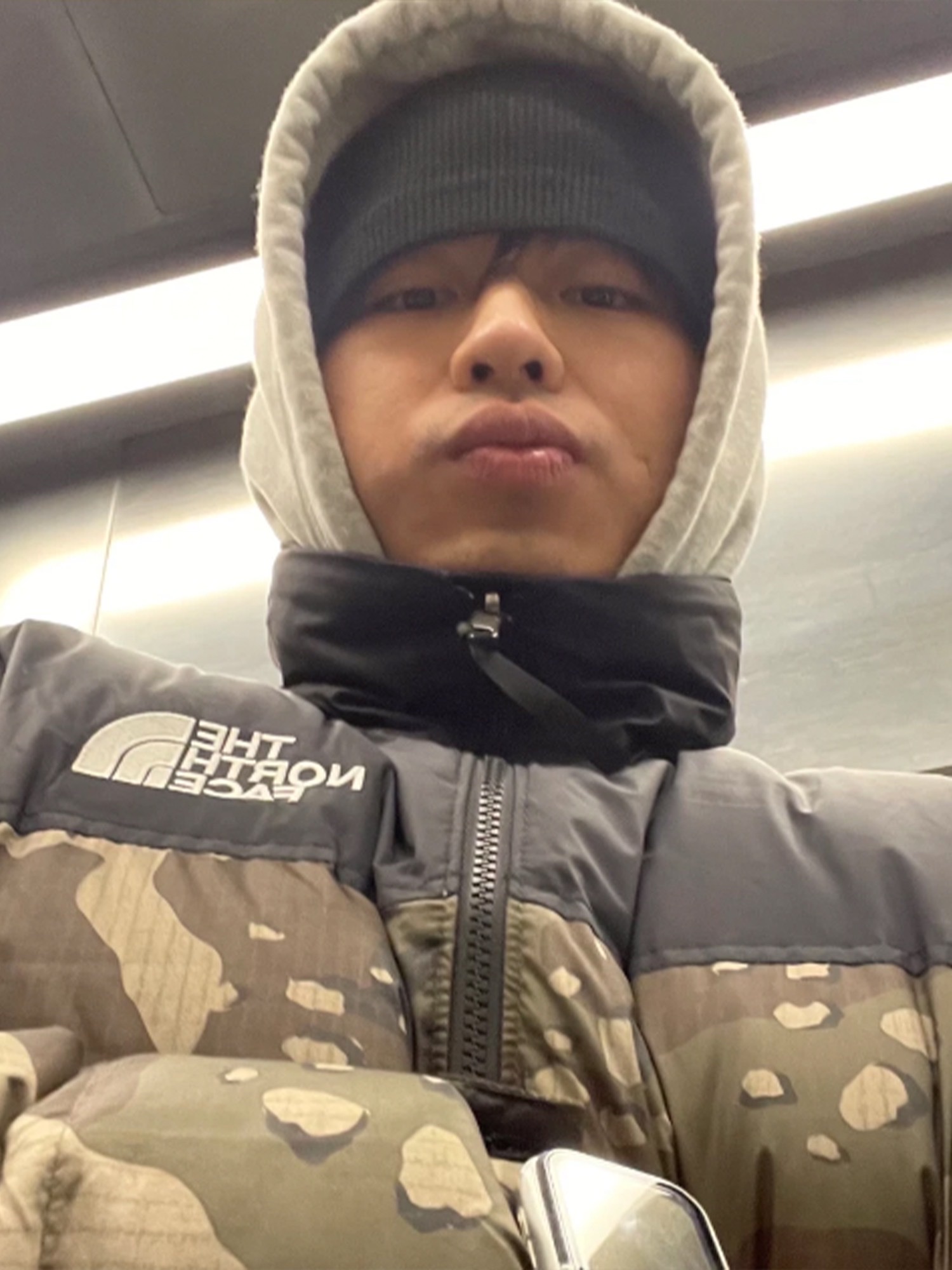The North Face 1996 Novelty Nuptse Jacket Woodland Camo, Salomon XT-6 Expanse Black Ebony 착용 스타일 - 4