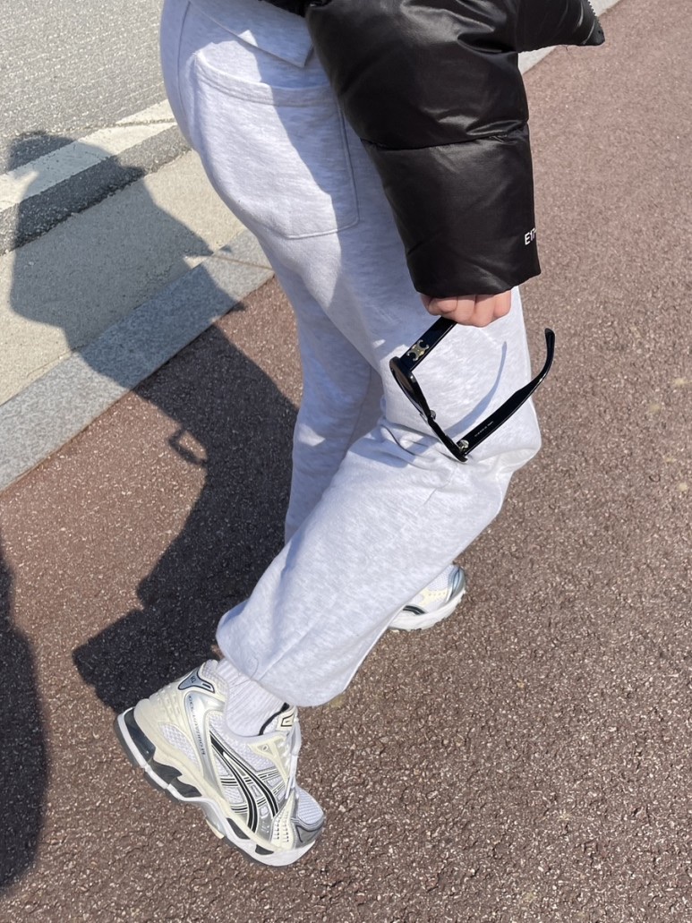 (W) Asics Gel-Kayano 14 White Midnight, (W) Celine Triomphe 01 Sunglasses in Acetate Black 착용 스타일 - 2
