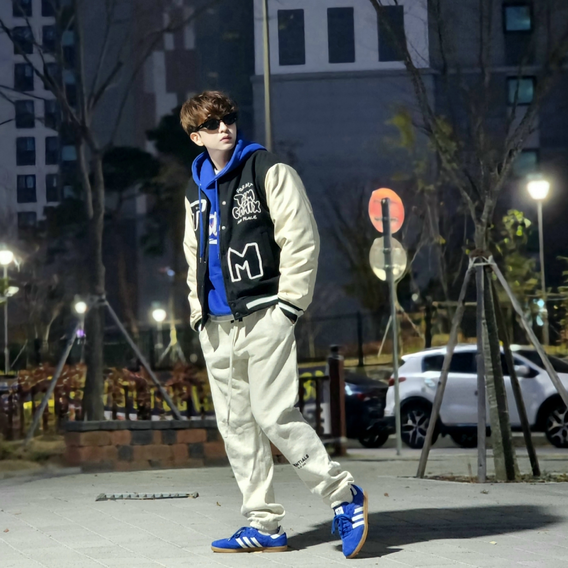 Adidas Samba OG Royal Blue, Essentials The Core Collection Sweatpants Light Oatmeal 착용 스타일 - 1