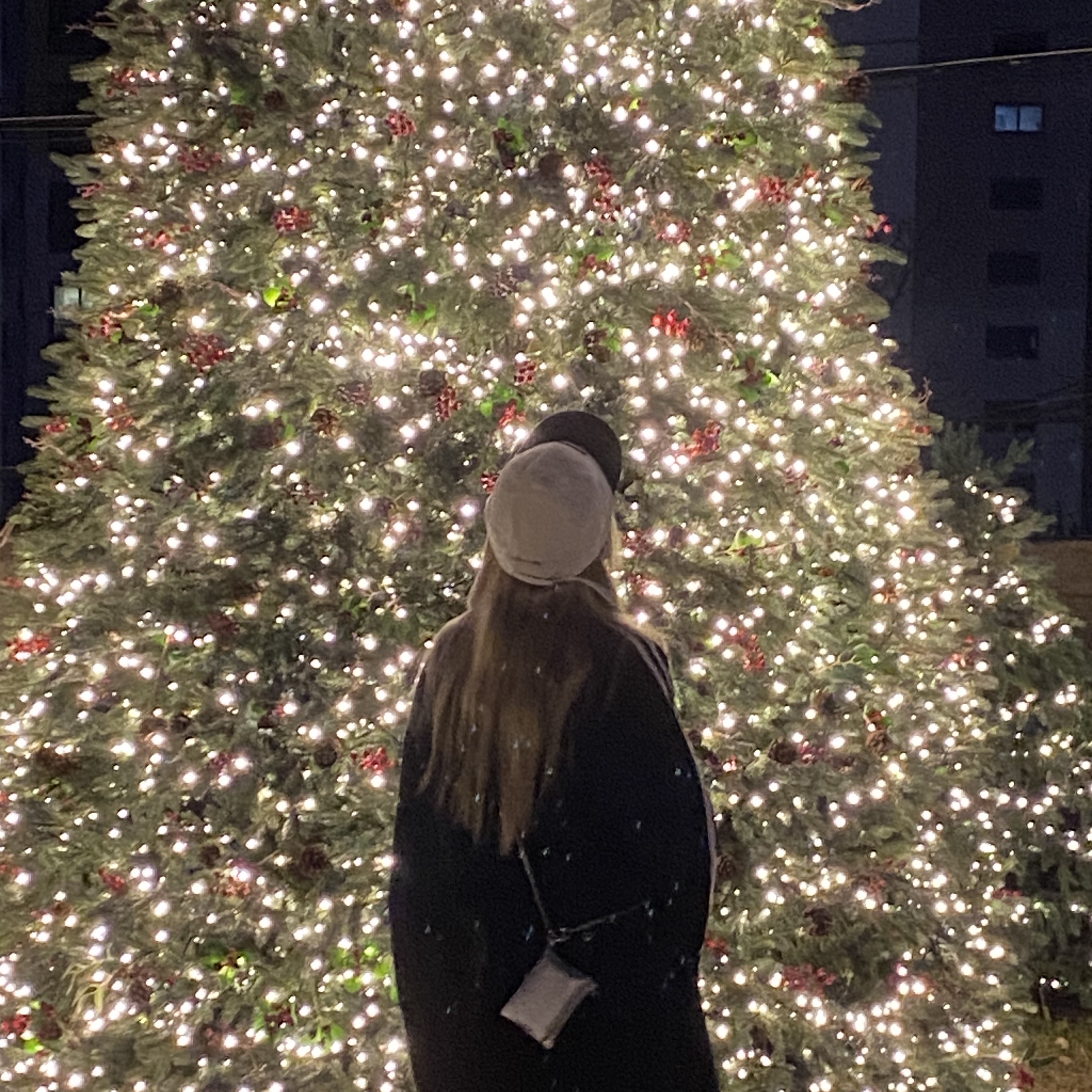 Emis New Logo Ball Cap Two Tone Black, SATUR Classic Logo Sweatshirt Classic Black 착용 스타일 - 3