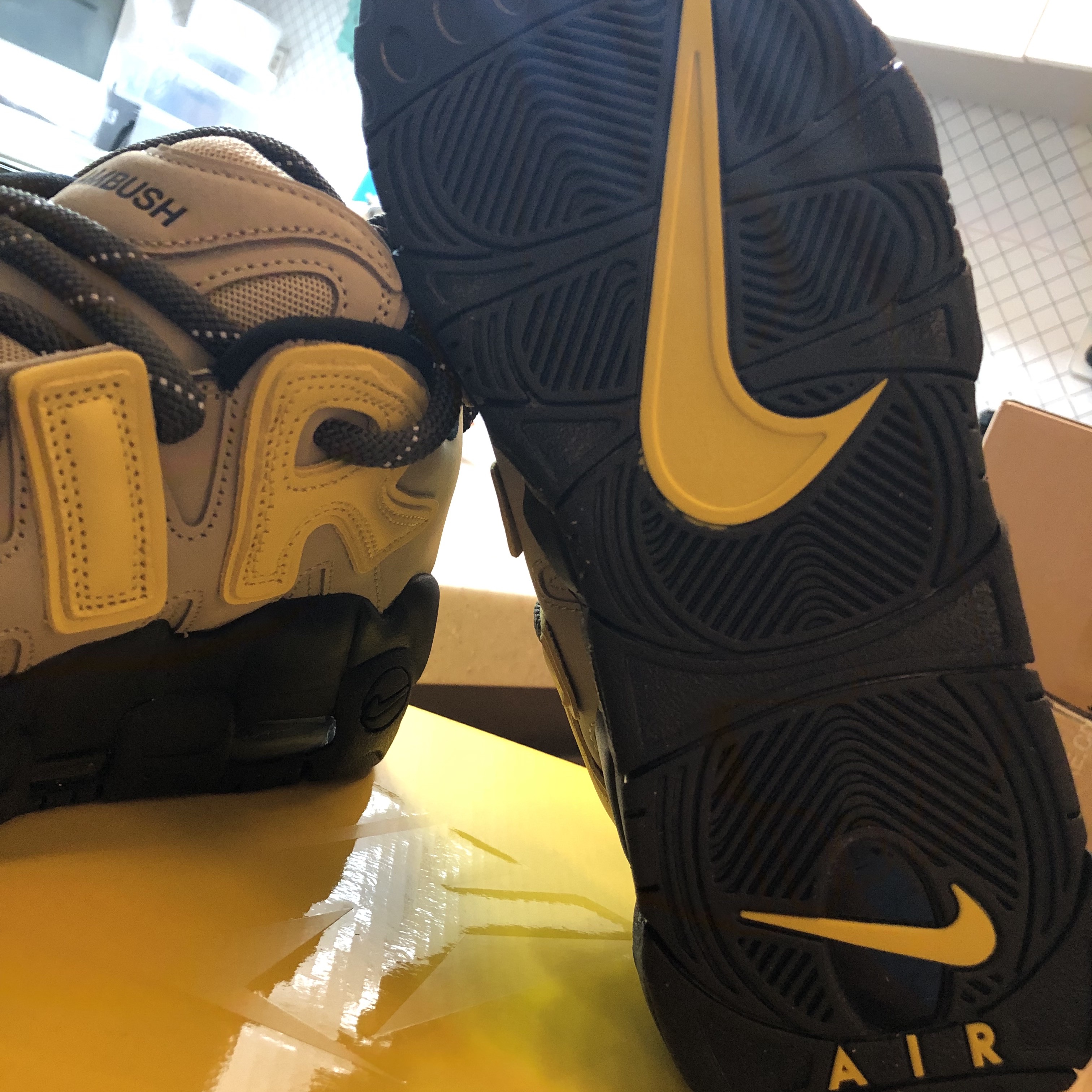Nike x Ambush Air More Uptempo Low Vivid Sulfur and Limestone 착용 스타일 - 5