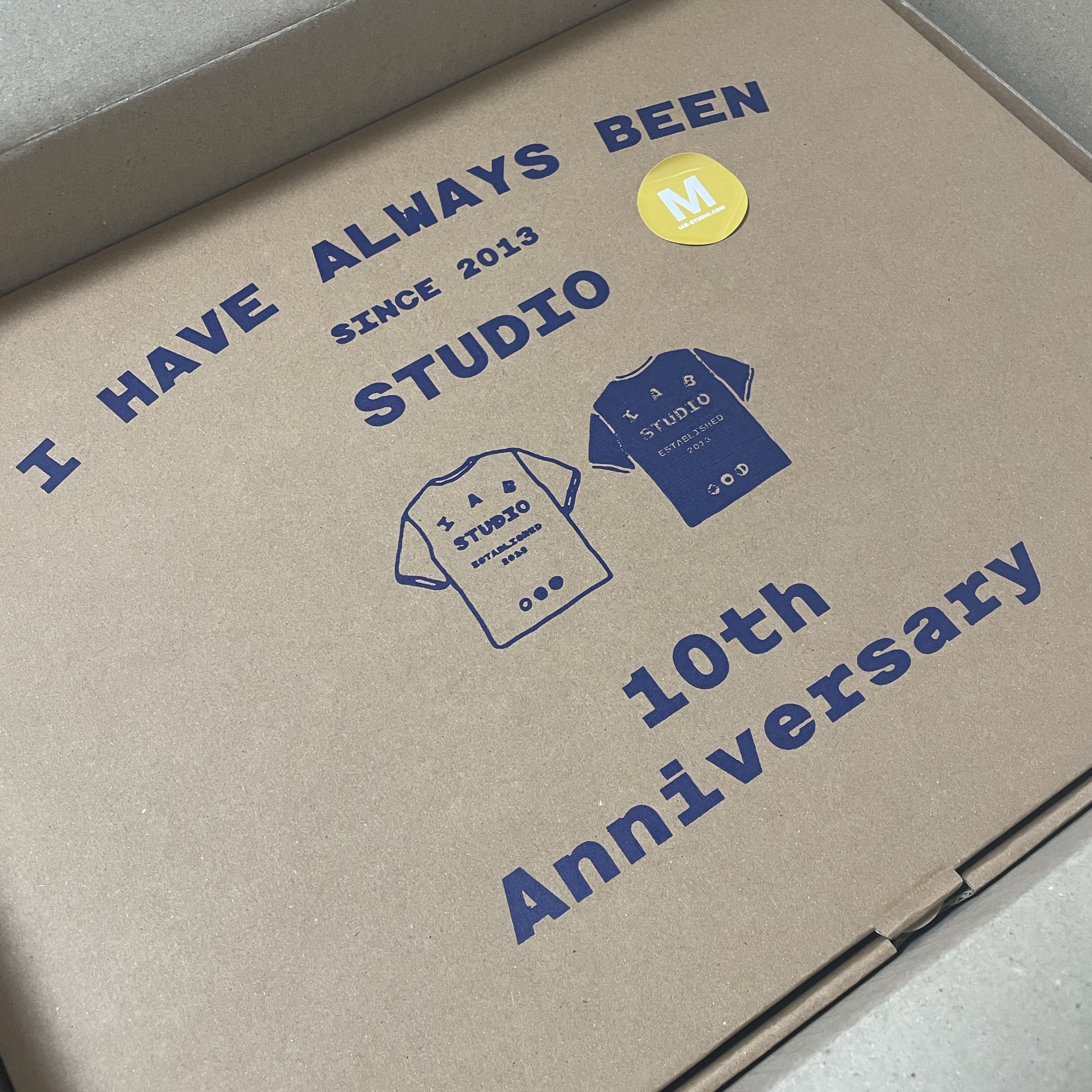 IAB Studio 10th Anniversary T-Shirts Pack White & Black (2 Pack) 착용 스타일