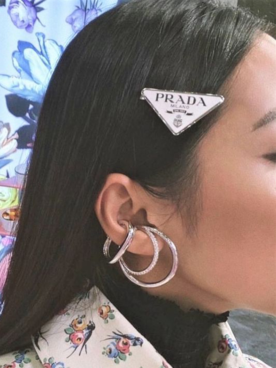 (W) Miu Miu Patent Leather Hair Clip Alabaster Pink, (W) Prada Metal Hair Clip Black 착용 스타일 - 3