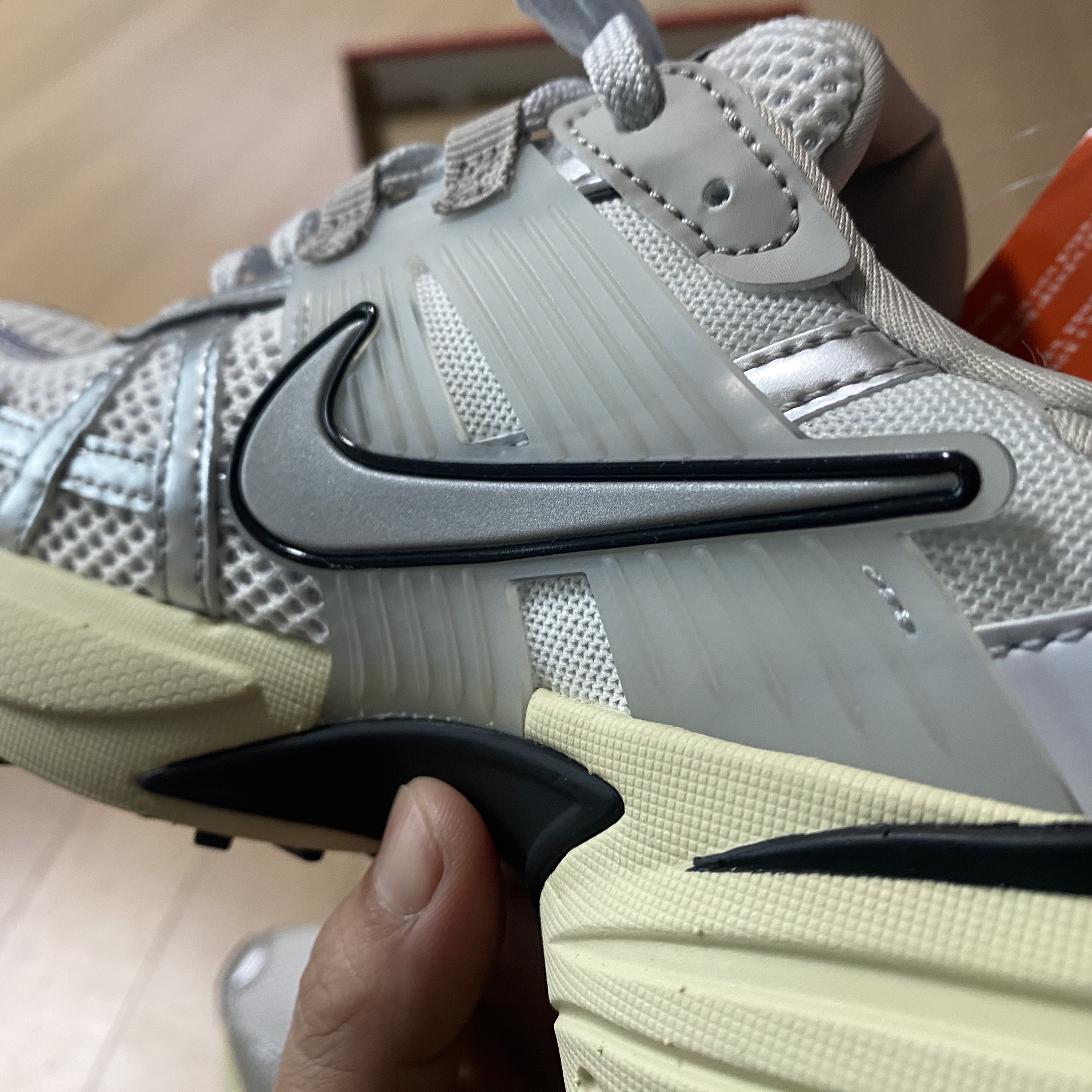 Nike V2K Run Summit White Metallic Silver 착용 스타일 - 2
