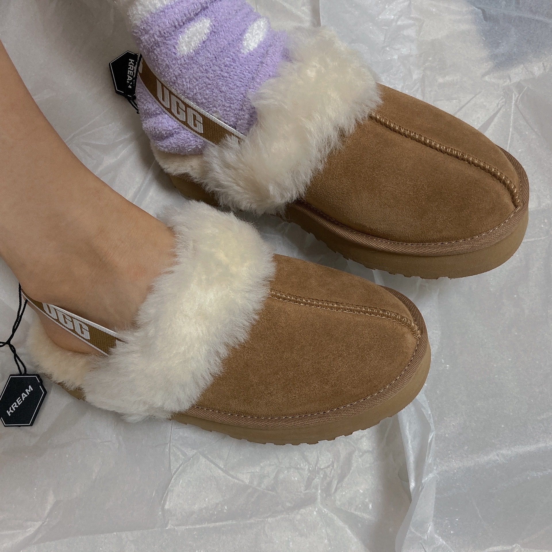 (Kids) UGG Funkette Slides Chestnut 착용 스타일 - 1