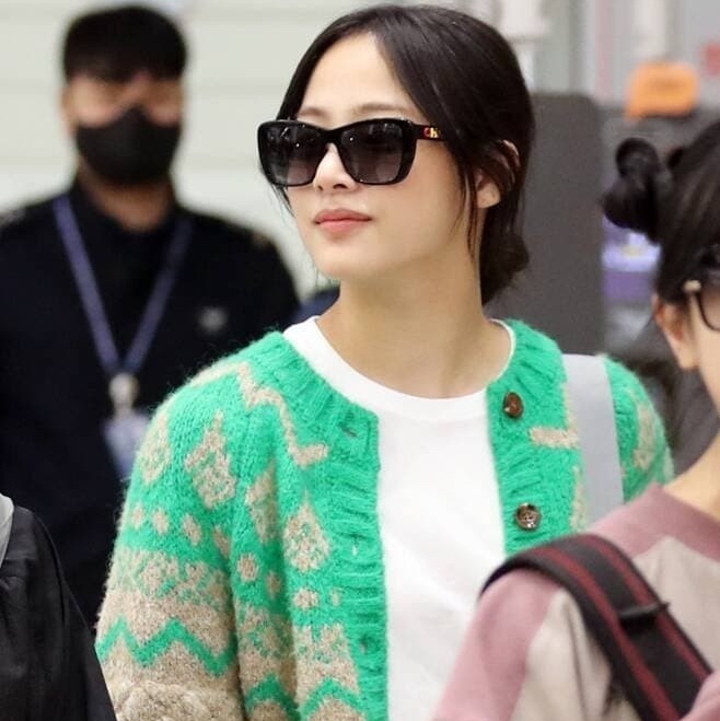 Chanel Butterfly Sunglasses Acetate & Black Frame Black Gradient Lenses Asian Fit 착용 스타일 - 2