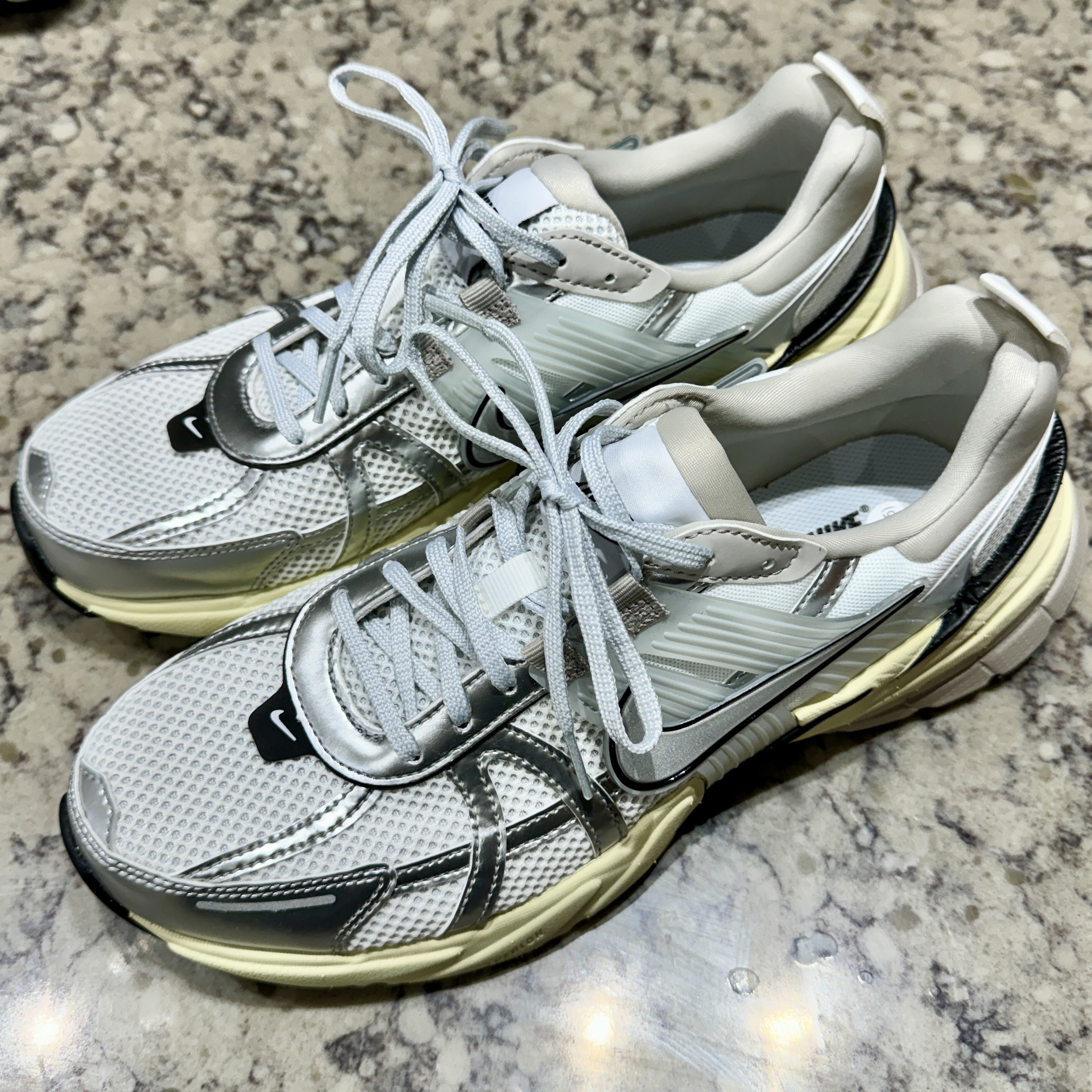 Nike V2K Run Summit White Metallic Silver 착용 스타일