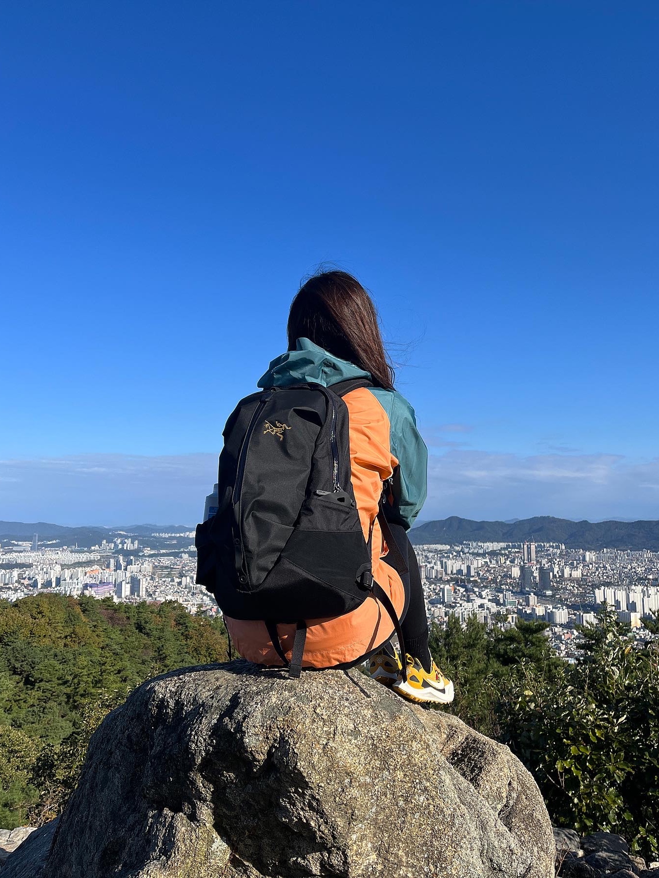 Arc'teryx Arro 16 Backpack Black, Nike x Undercover Gyakusou Air Zoom Pegasus 36 Trail Yellow 착용 스타일