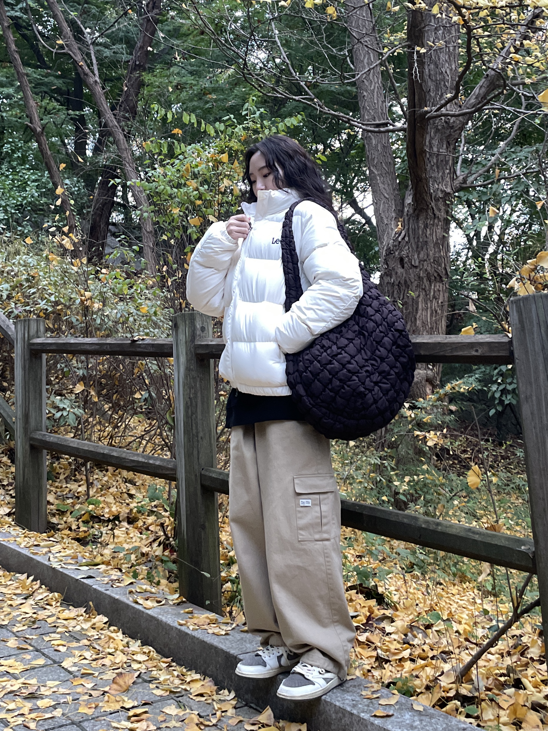 COS Quilted Oversized Shoulder Bag Brown, Jordan 1 x Travis Scott Retro Low OG SP Sail and Ridgerock 착용 스타일