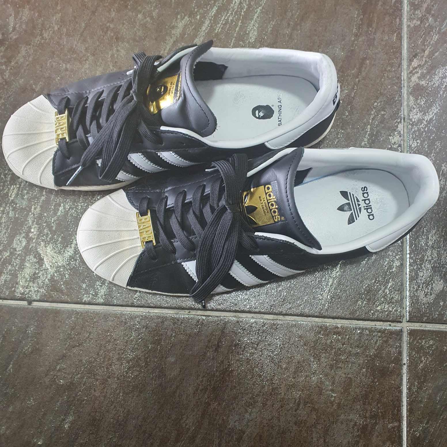 Adidas x BAPE Superstar 80s Core Black Off White 착용 스타일 - 3