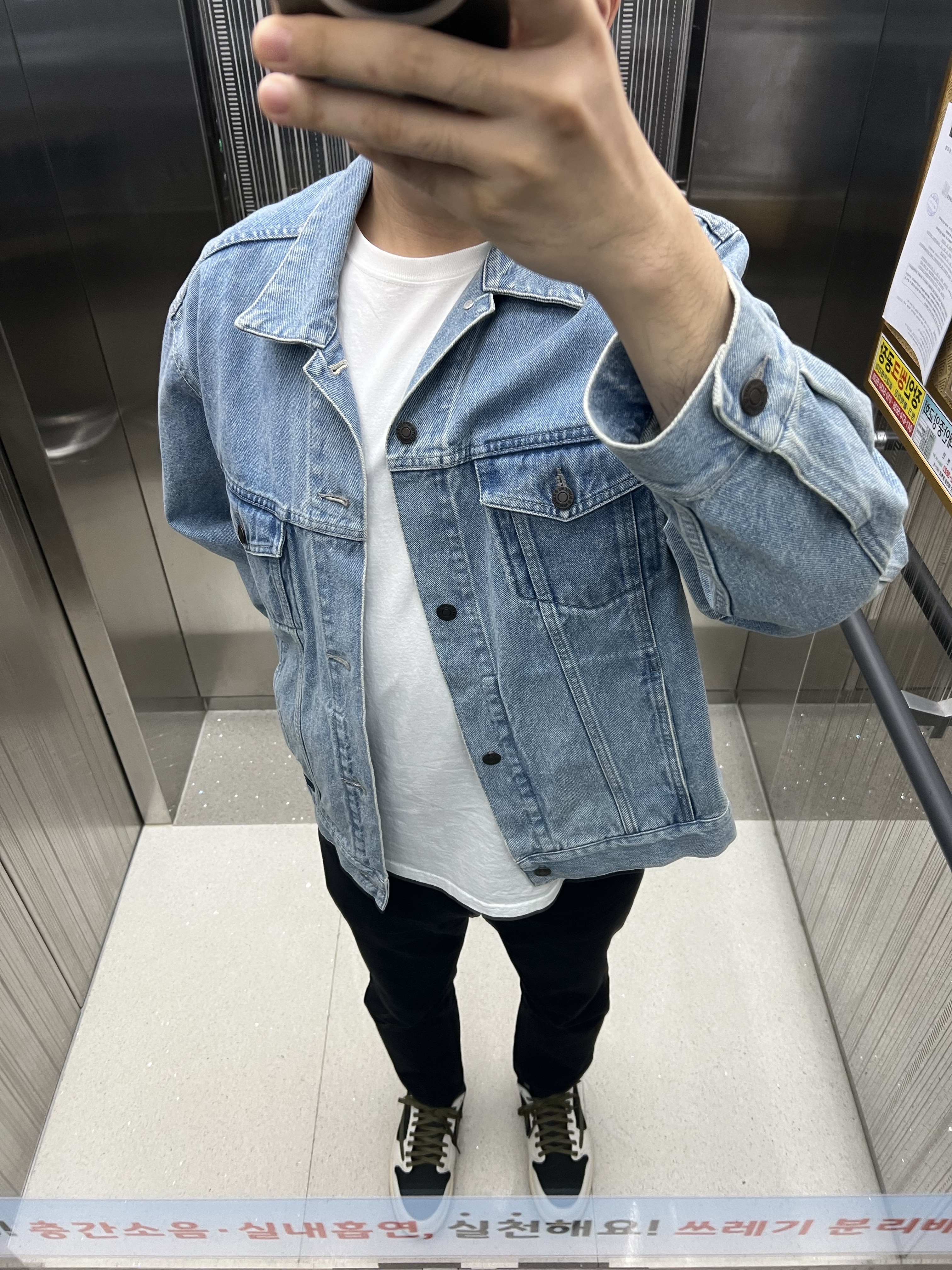 Supreme x Burberry Denim Trucker Jacket Washed Blue - 22SS, (W) Jordan 1 x Travis Scott Retro Low OG SP Medium Olive 착용 스타일