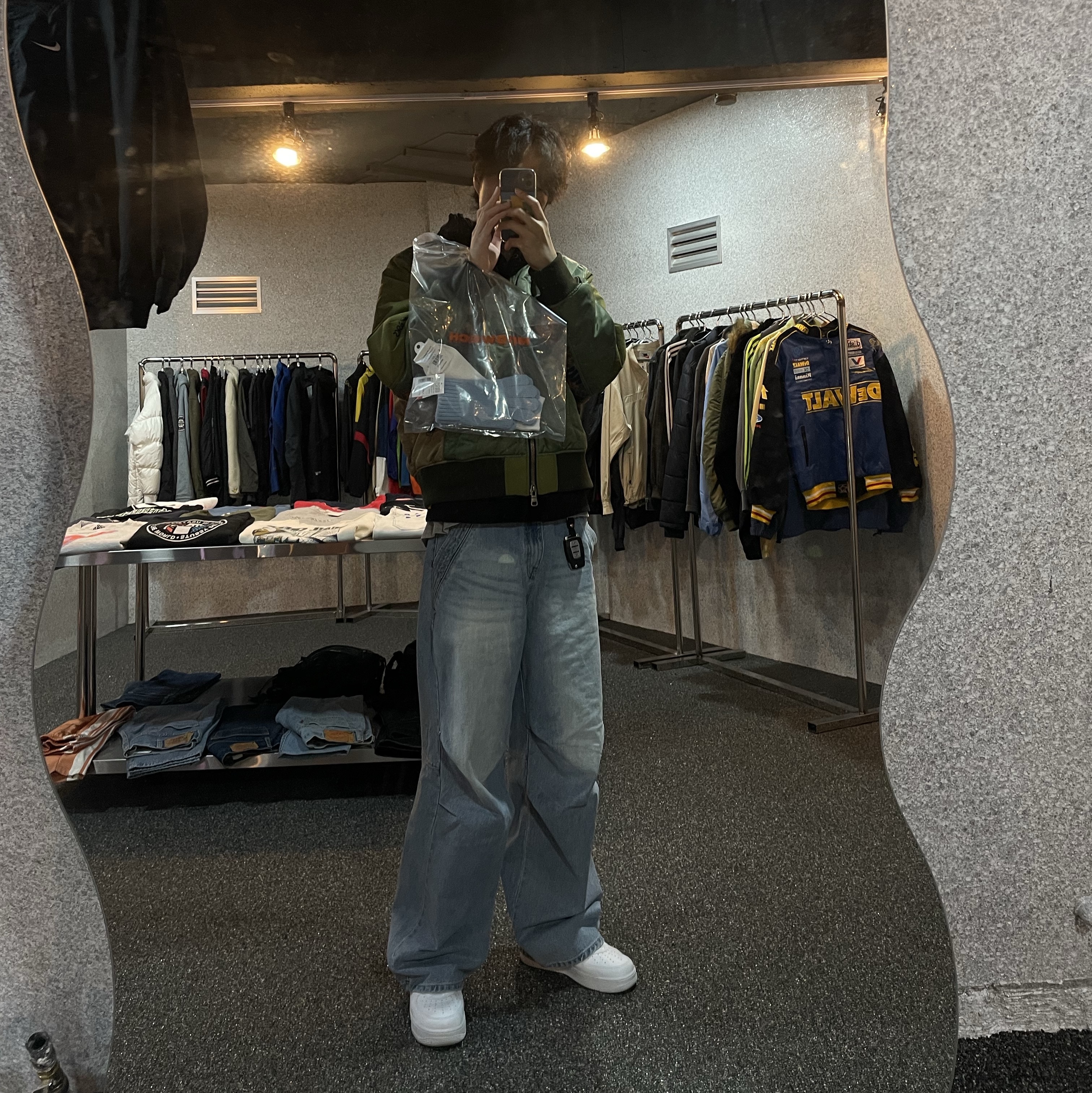 Nike x Supreme Air Force 1 Low White, Andersson Bell x Asics Contrast Quilting Bomber Jacket Khaki 착용 스타일