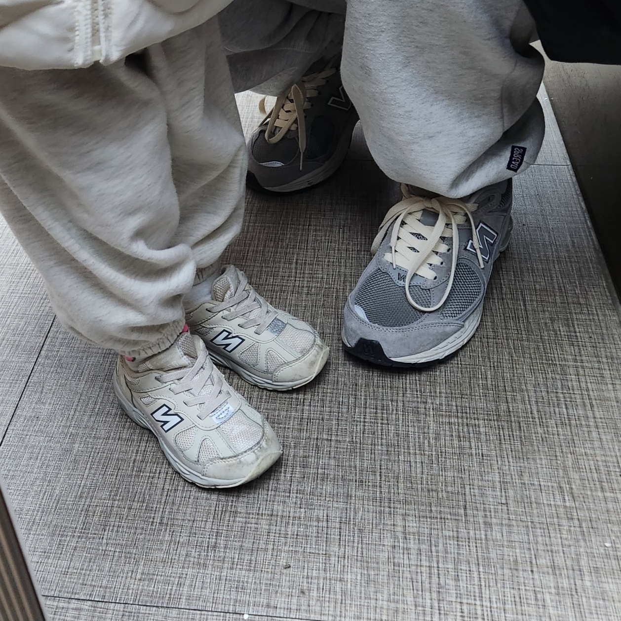 New Balance 2002R Grey 착용 스타일