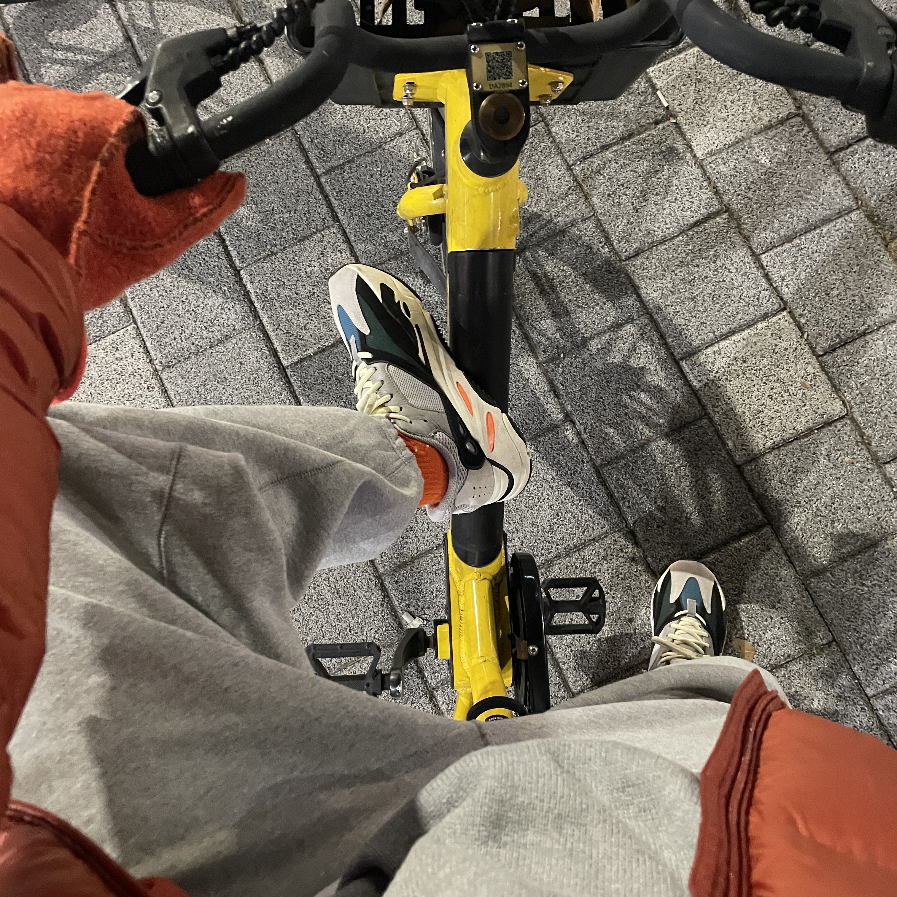 Adidas Yeezy Boost 700 Wave Runner Solid Grey 2021/2022, Nike x Stussy NRG Fleece Pants Dark Grey Heather (DO9340-063) 착용 스타일