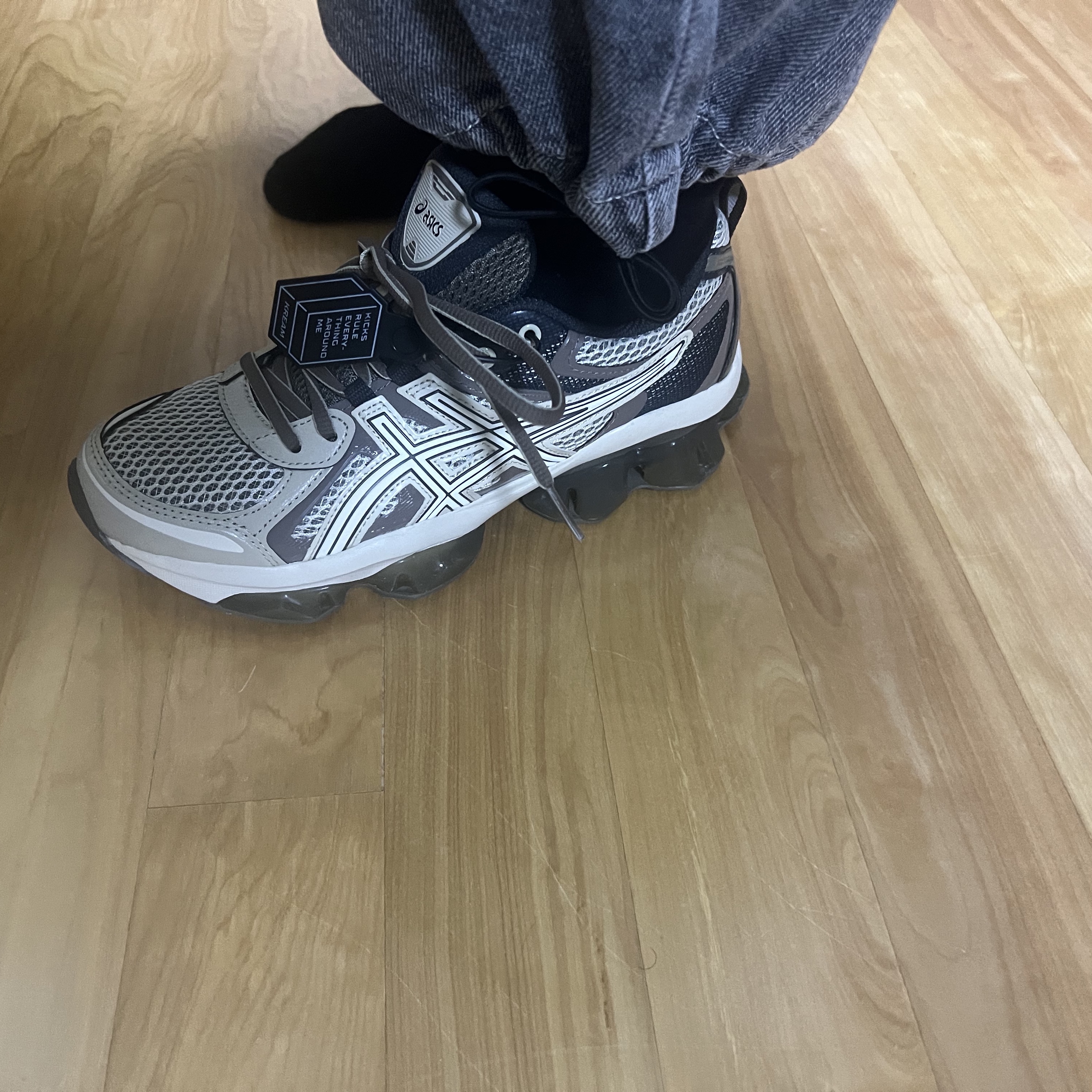 Asics Gel-Quantum Kinetic Birch Dark Taupe 착용 스타일