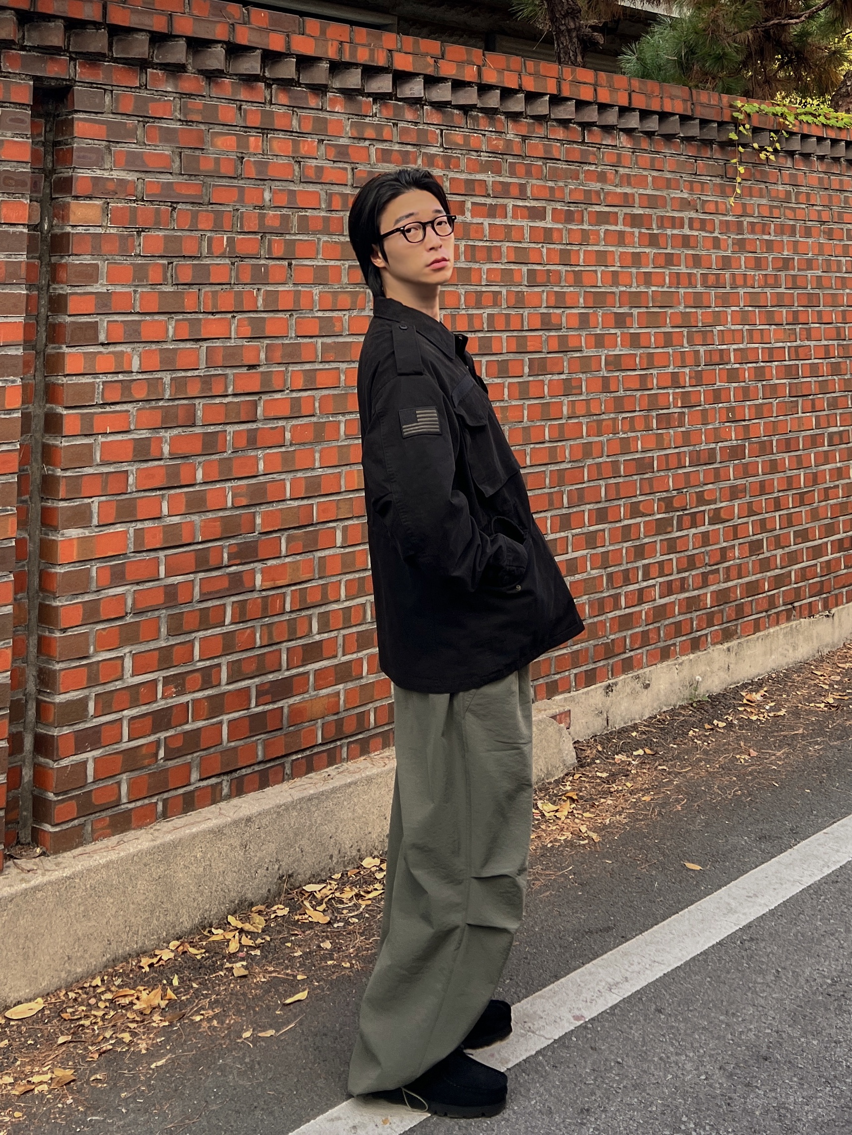 Clarks Wallabee Gore-Tex Black Suede 착용 스타일 - 2