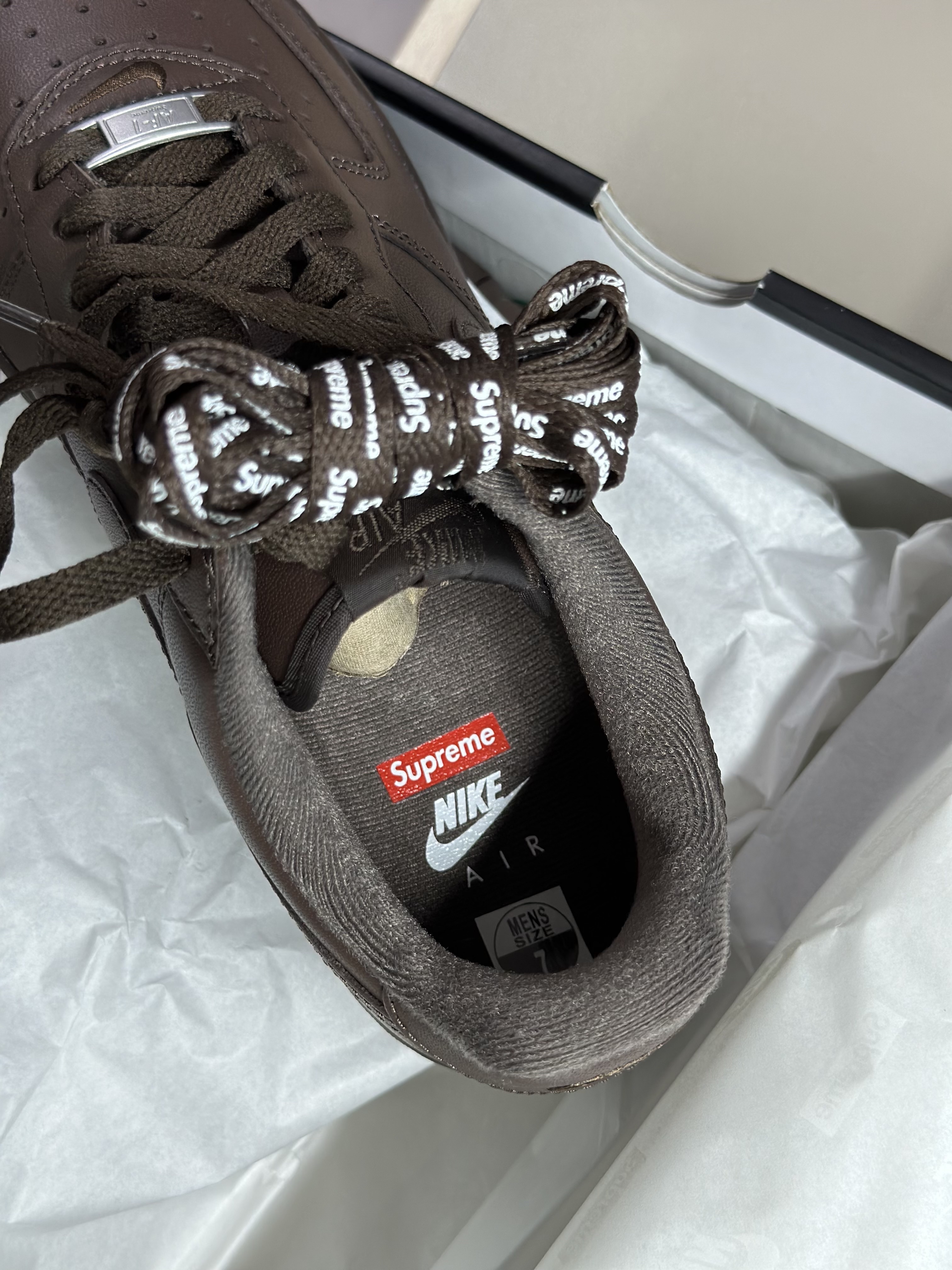 Nike x Supreme Air Force 1 Low Baroque Brown 착용 스타일 - 3