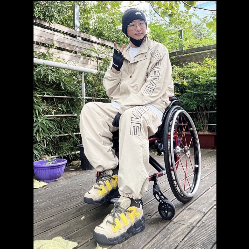 Supreme Spellout Embroidered Track Jacket Sand - 23FW, Nike x Ambush Air More Uptempo Low Vivid Sulfur and Limestone 착용 스타일