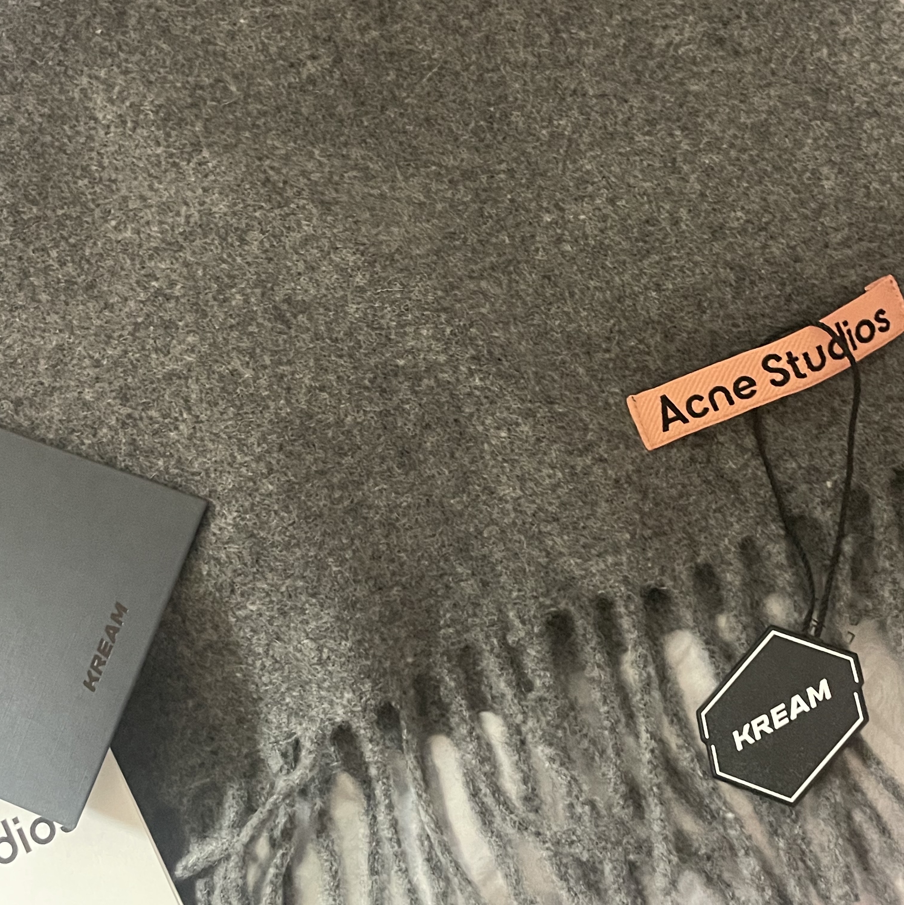 Acne Studios Wool Fringe Muffler Grey Melange 착용 스타일