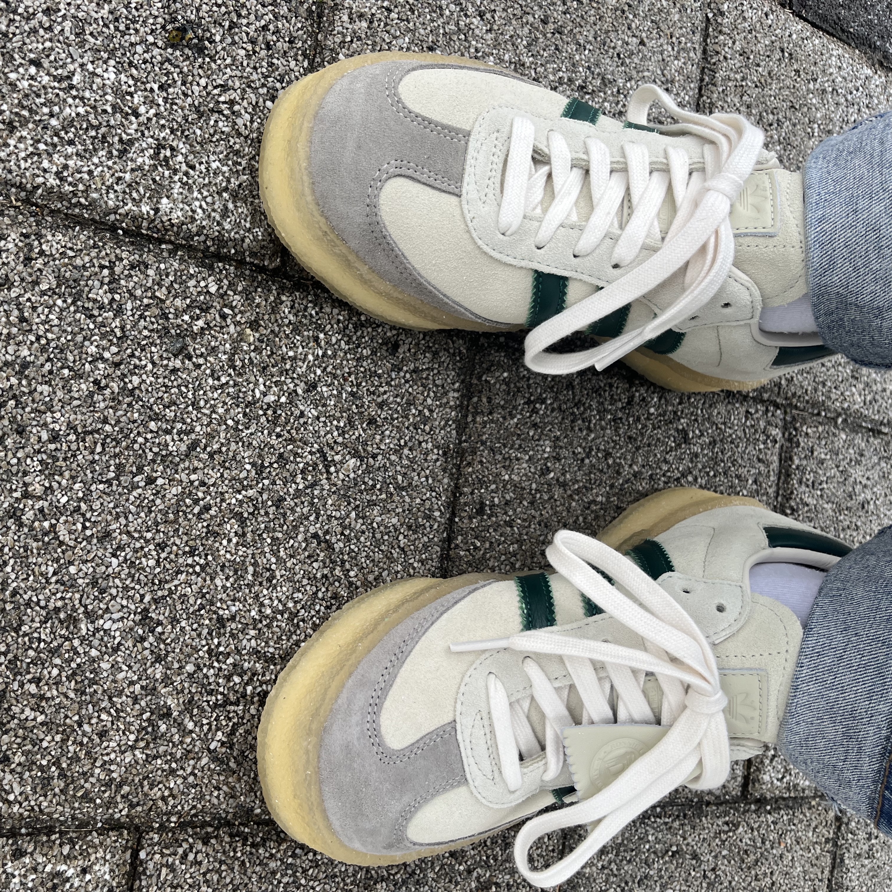 Adidas x Clarks x Ronnie Fieg 8th Street Samba Chalk White Green 착용 스타일 - 3